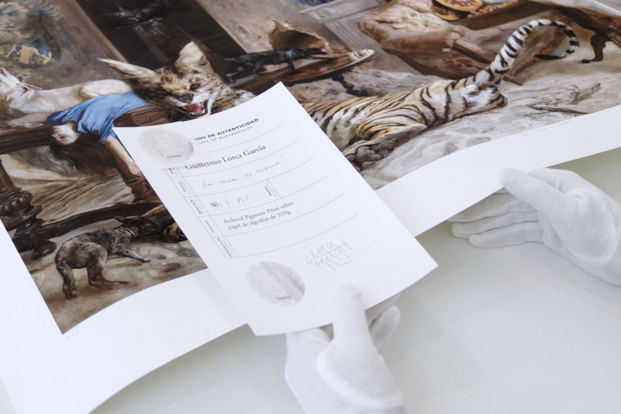 Surrealistischer Kunstdruck mit einem großen Tiger, der in einem reich verzierten Raum ruht, umgeben von Katzen, ätherischen Gestalten und traumhaften Objekten. Ein junges Mädchen in einem weißen Kleid steht auf einem Tisch, während sanfte, neutrale Töne und dramatische Details eine geheimnisvolle, theatralische Atmosphäre schaffen.