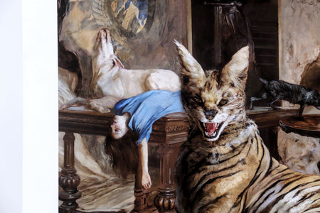 Surrealistischer Kunstdruck mit einem großen Tiger, der in einem reich verzierten Raum ruht, umgeben von Katzen, ätherischen Gestalten und traumhaften Objekten. Ein junges Mädchen in einem weißen Kleid steht auf einem Tisch, während sanfte, neutrale Töne und dramatische Details eine geheimnisvolle, theatralische Atmosphäre schaffen.
