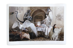 Der surrealistische Kunstdruck „Das Teehaus“ zeigt ein traumhaftes Interieur mit exotischen Vögeln, einem Affen und ätherischen menschlichen Gestalten, die sich um einen kunstvoll gedeckten Esstisch versammeln. Sanfte, neutrale Töne, ausdrucksstarke Tiersymbolik und kunstvolle architektonische Details schaffen eine geheimnisvolle, zeitgenössische surrealistische Atmosphäre.
