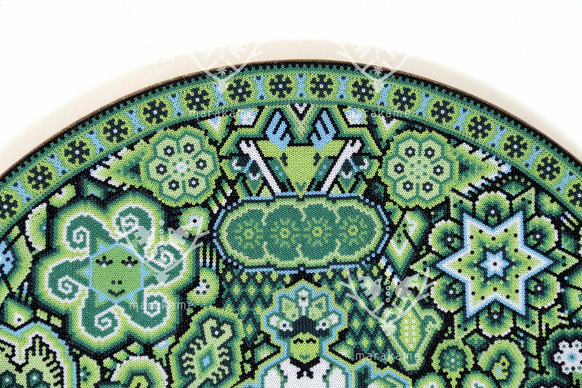 Nierika de Chaquira micro Círculo Huichol - Mara'akame en Hikuri Neixa - 40.3 cm.