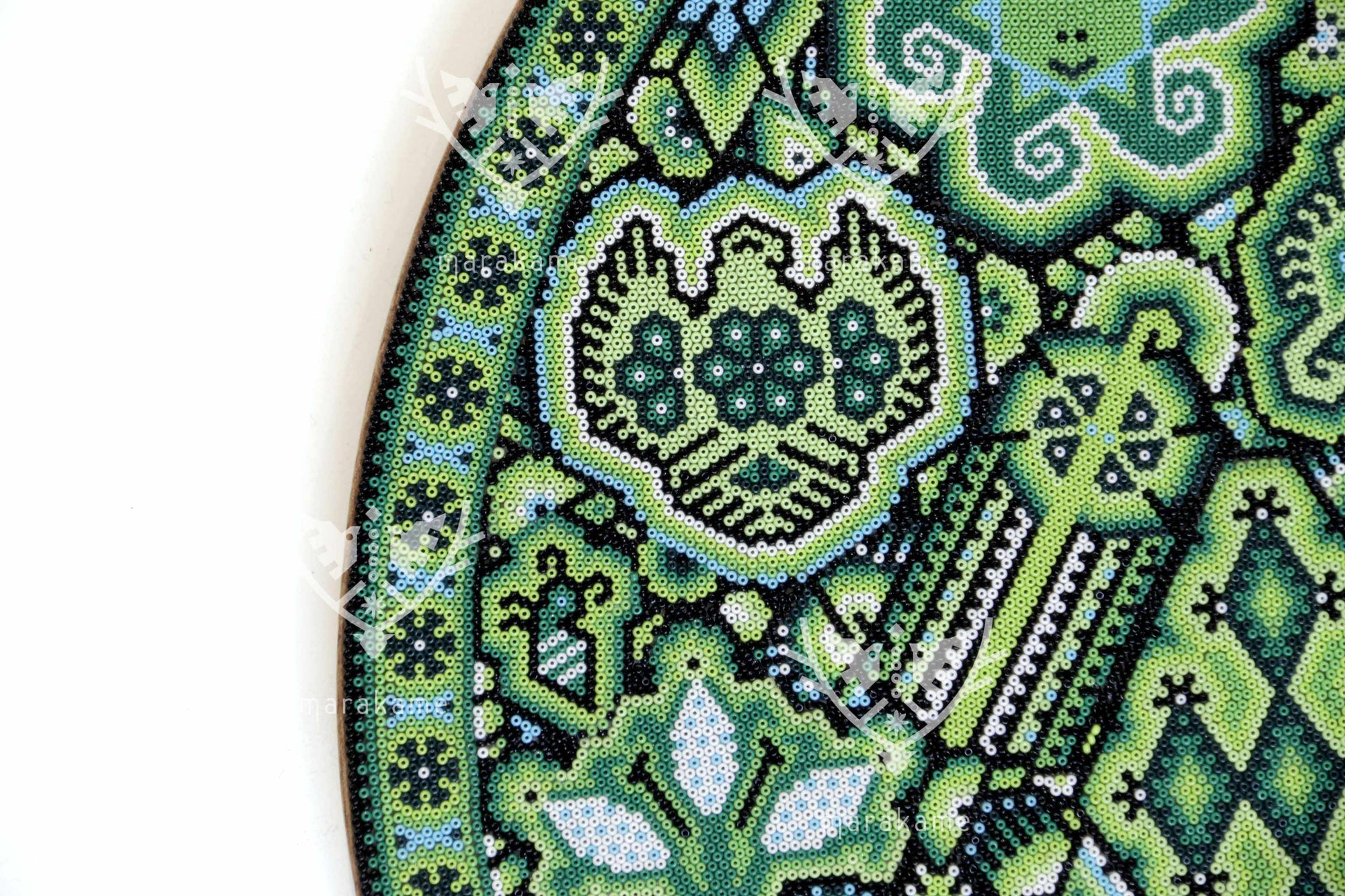 Nierika de Chaquira micro Círculo Huichol - Mara'akame en Hikuri Neixa - 40.3 cm.