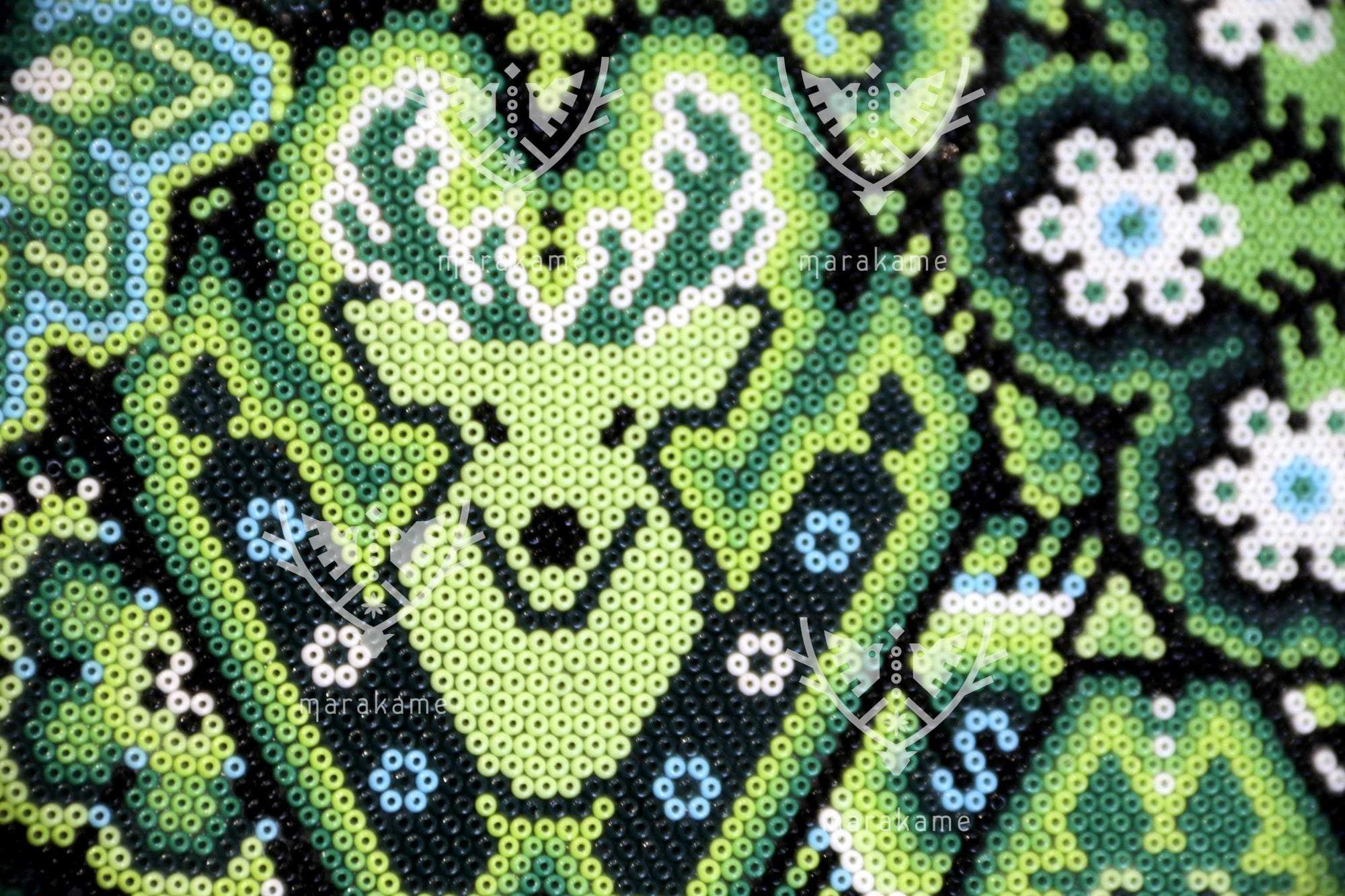 Nierika de Chaquira micro Círculo Huichol - Mara'akame en Hikuri Neixa - 40.3 cm.