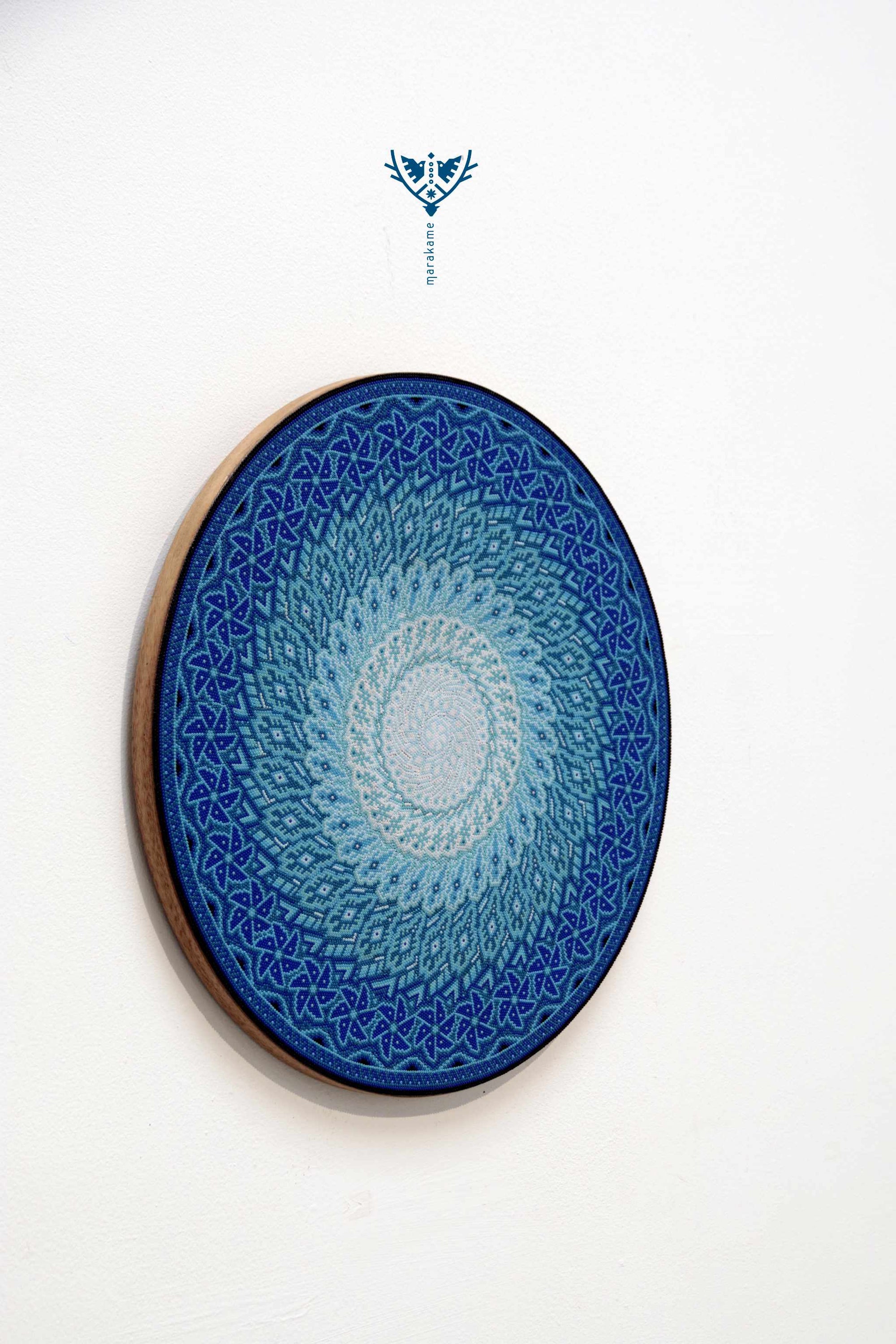 Nierika de Chaquira micro Círculo Huichol - Wirikuta tuutú yuyuawi - Flores azules del desierto de Wirikuta - 40 cm.