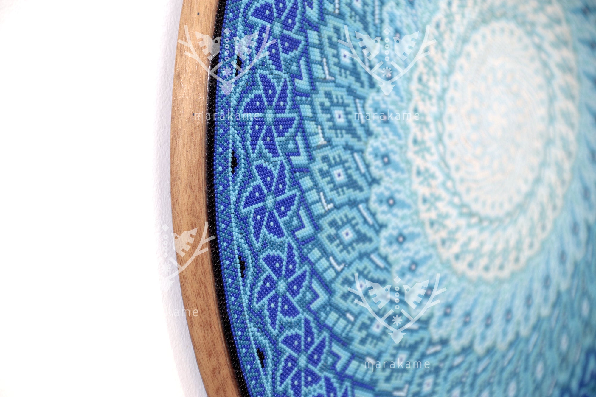 Nierika de Chaquira micro Círculo Huichol - Wirikuta tuutú yuyuawi - Flores azules del desierto de Wirikuta - 40 cm.