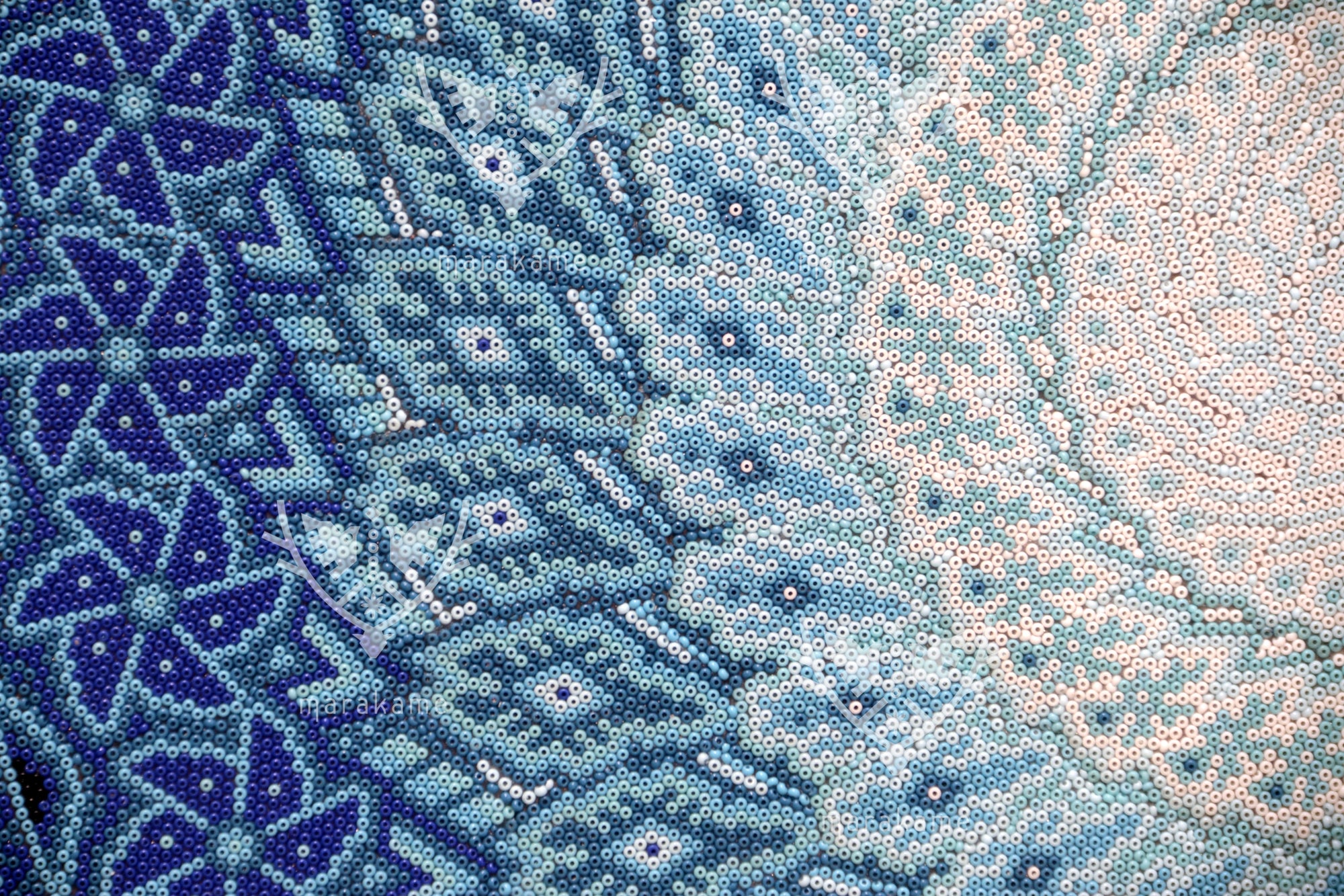 Nierika de Chaquira micro Círculo Huichol - Wirikuta tuutú yuyuawi - Flores azules del desierto de Wirikuta - 40 cm.