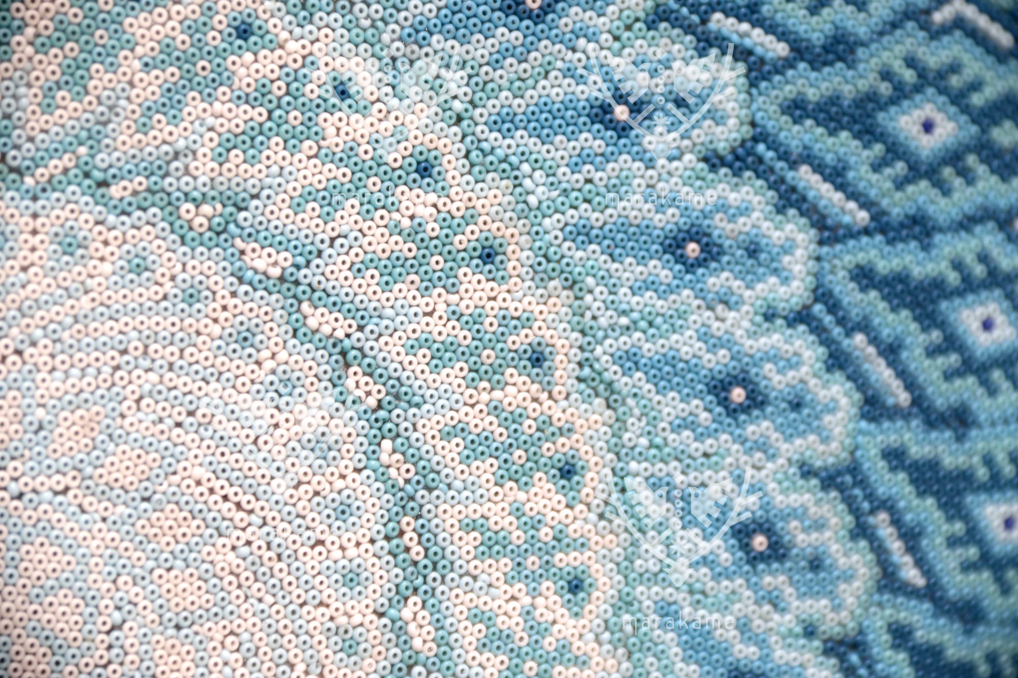 Nierika de Chaquira micro Círculo Huichol - Wirikuta tuutú yuyuawi - Flores azules del desierto de Wirikuta - 40 cm.