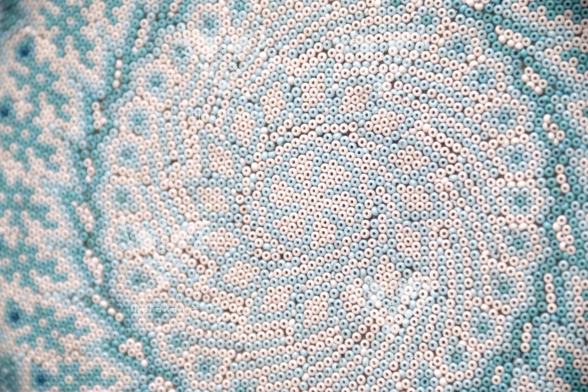 Nierika de Chaquira micro Círculo Huichol - Wirikuta tuutú yuyuawi - Flores azules del desierto de Wirikuta - 40 cm.