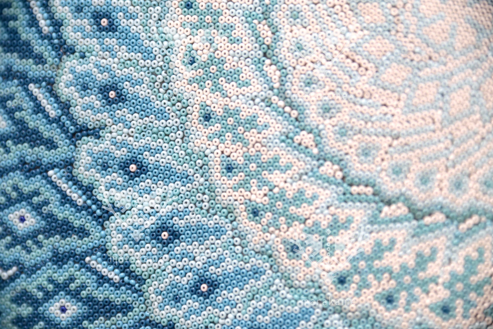 Nierika de Chaquira micro Círculo Huichol - Wirikuta tuutú yuyuawi - Flores azules del desierto de Wirikuta - 40 cm.
