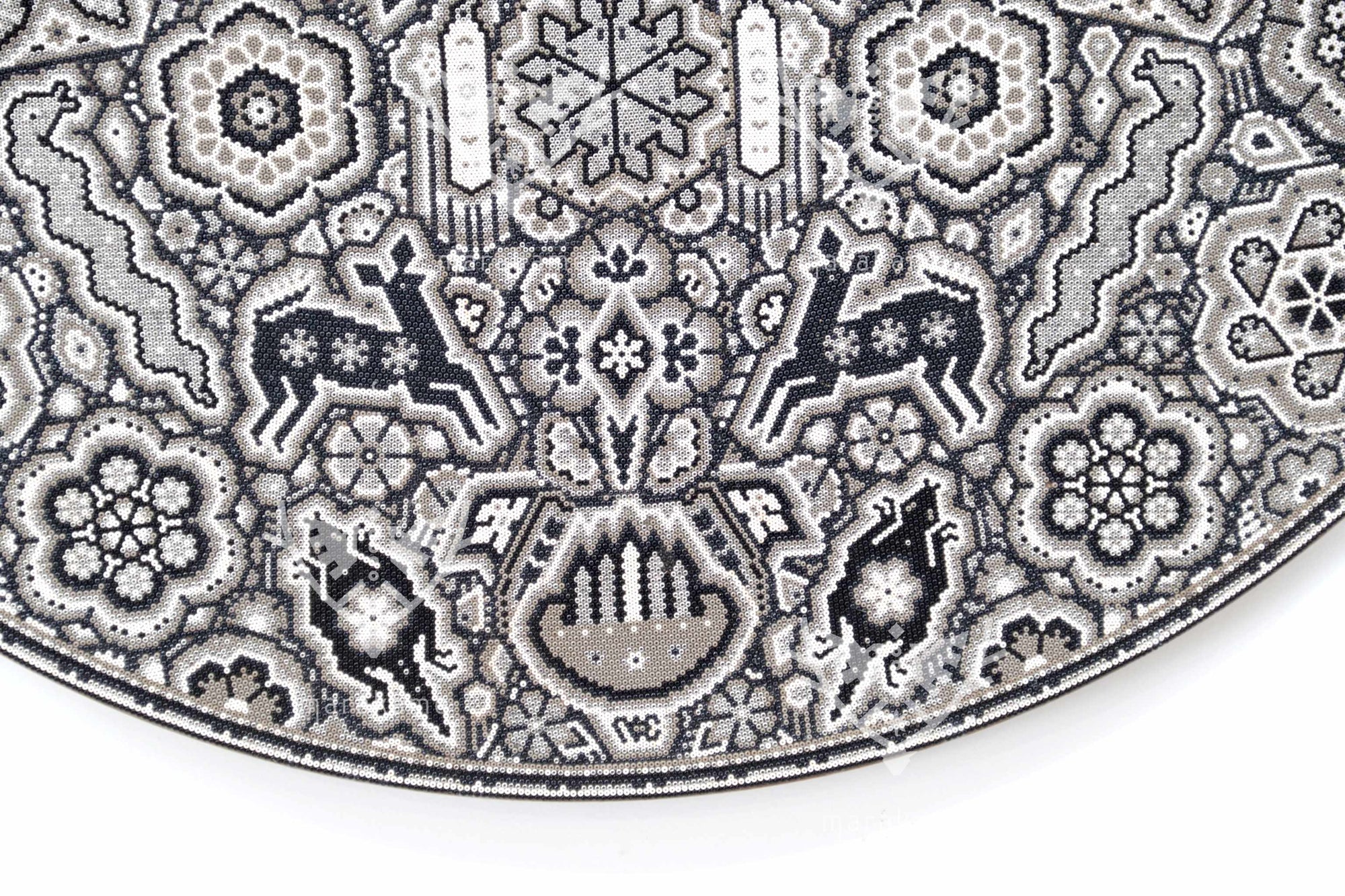 Nierika de Chaquira Círculo Huichol - Maxa Y+wi - Venado Gris - 80 cm.