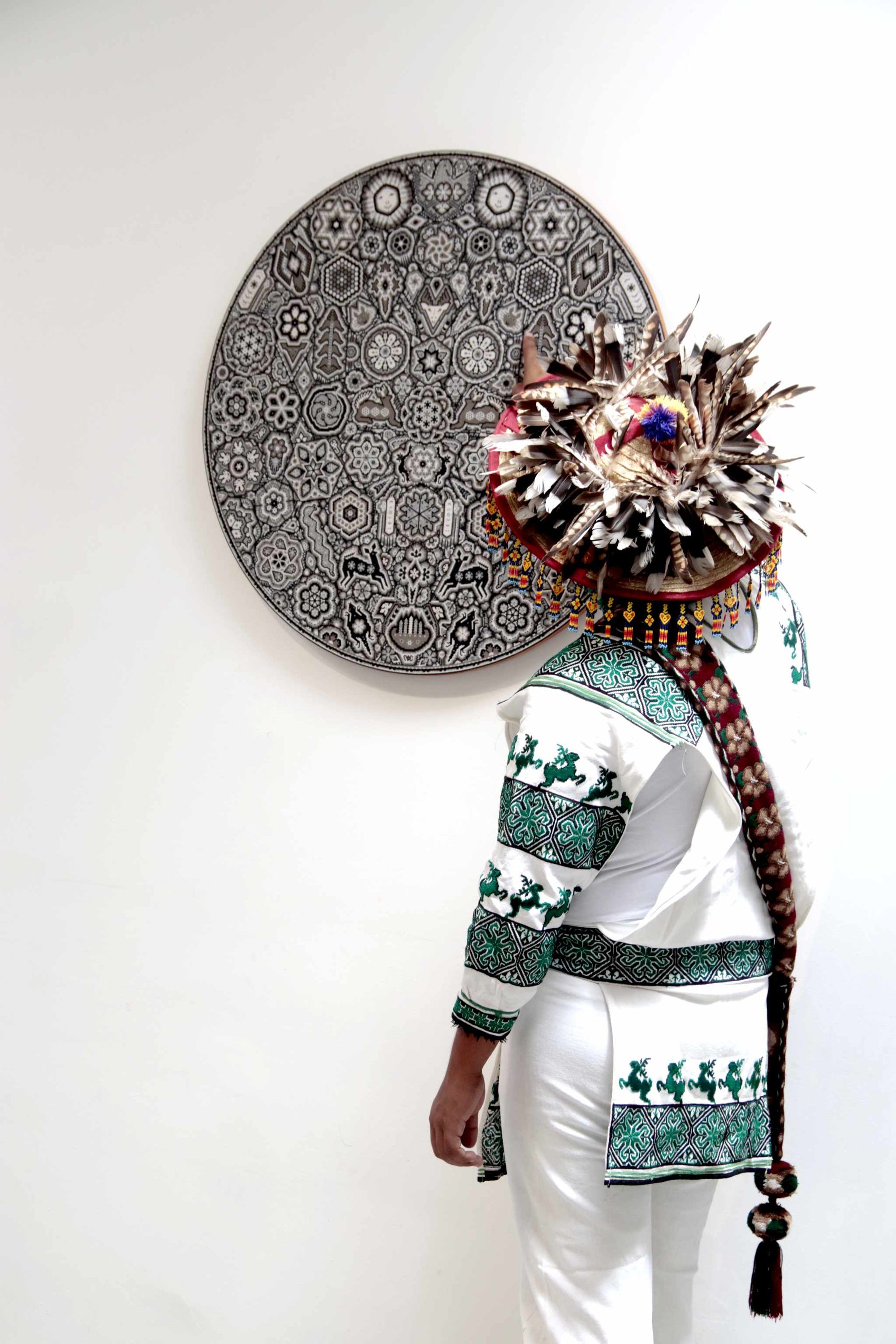 Nierika de Chaquira Círculo Huichol - Maxa Y+wi - Venado Gris - 80 cm.