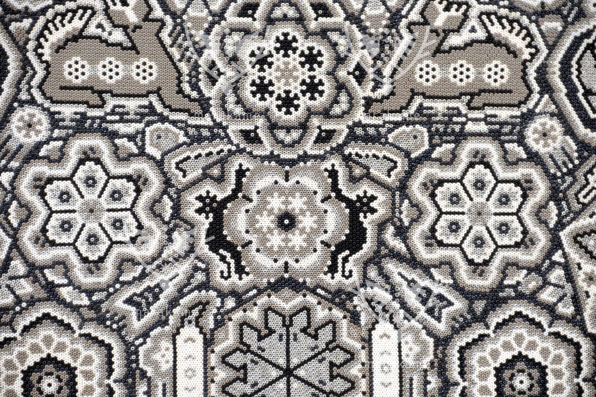 Nierika de Chaquira Círculo Huichol - Maxa Y+wi - Venado Gris - 80 cm.