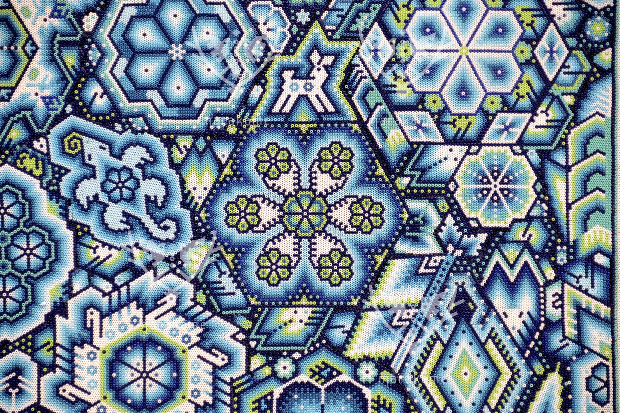 Nierika de Chaquira Huichol Painting - Niwetsika Tatei Yuimari - Diejenige, die aus dem Mutterkorn erblüht - 120 x 120 cm.