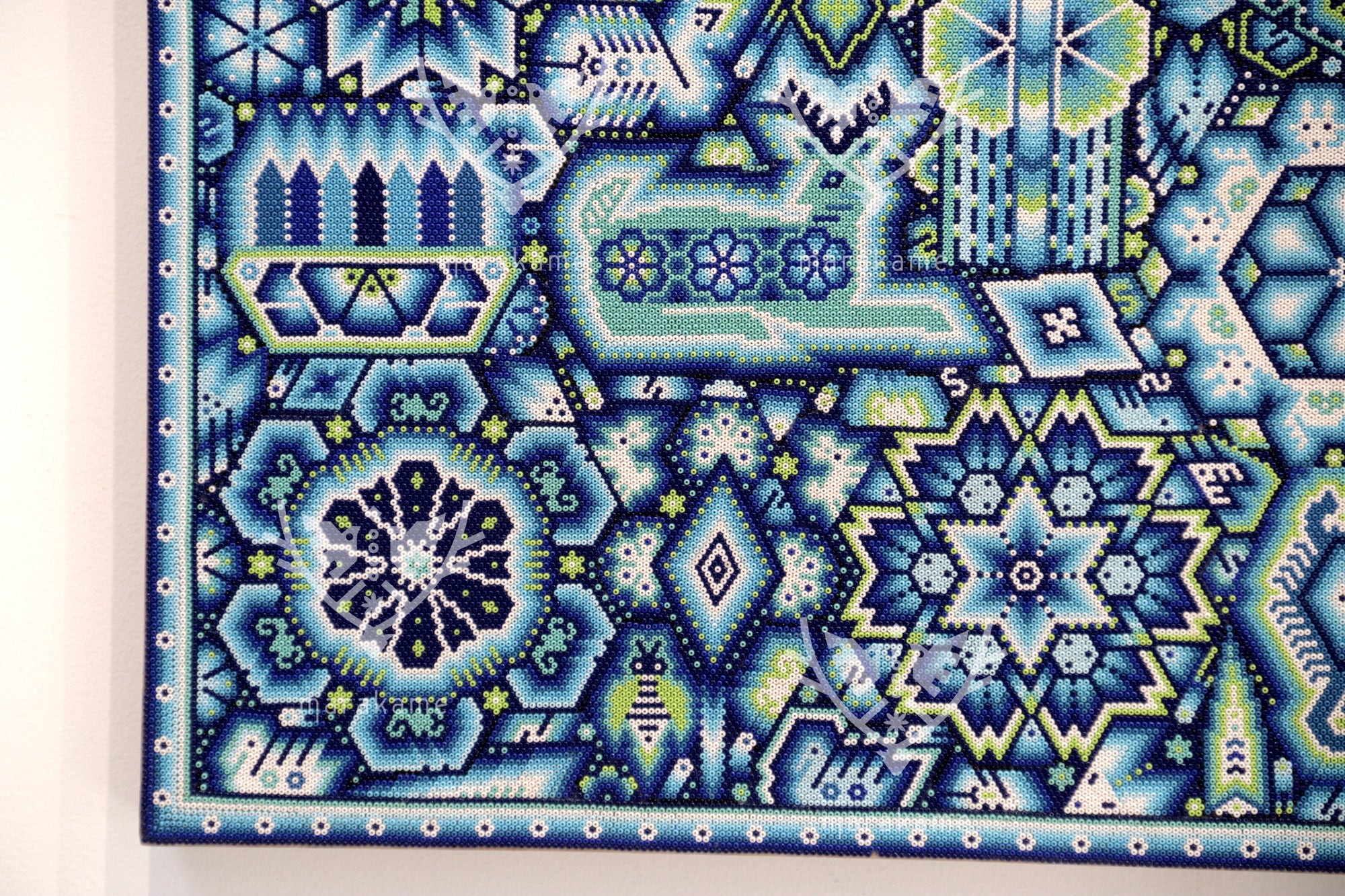 Nierika de Chaquira Huichol Painting - Niwetsika Tatei Yuimari - Diejenige, die aus dem Mutterkorn erblüht - 120 x 120 cm.