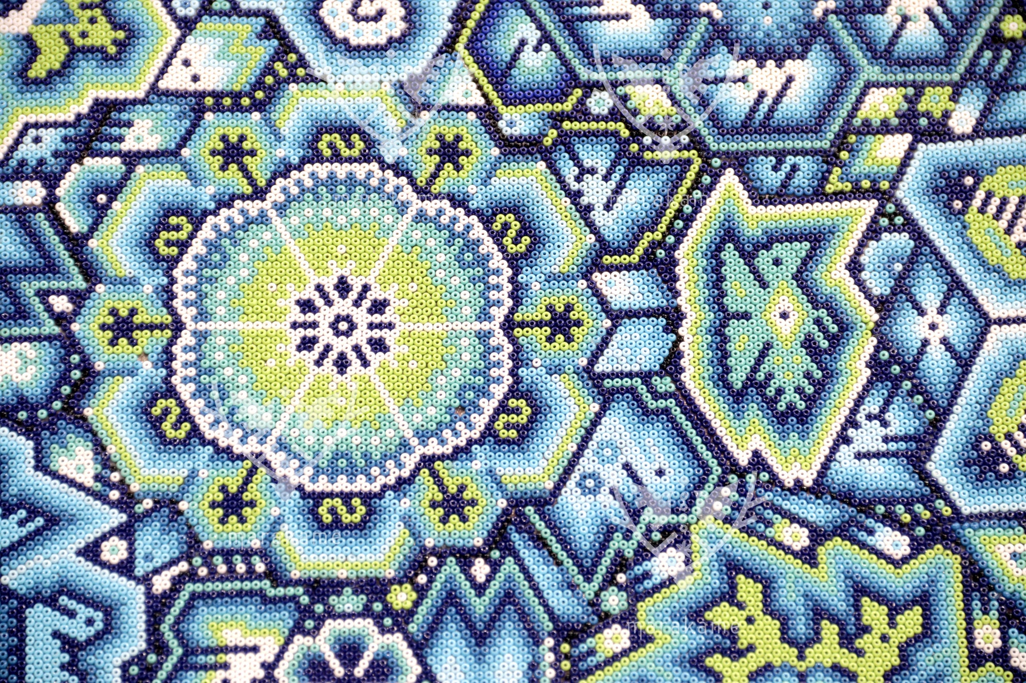 Nierika de Chaquira Huichol Painting - Niwetsika Tatei Yuimari - Diejenige, die aus dem Mutterkorn erblüht - 120 x 120 cm.