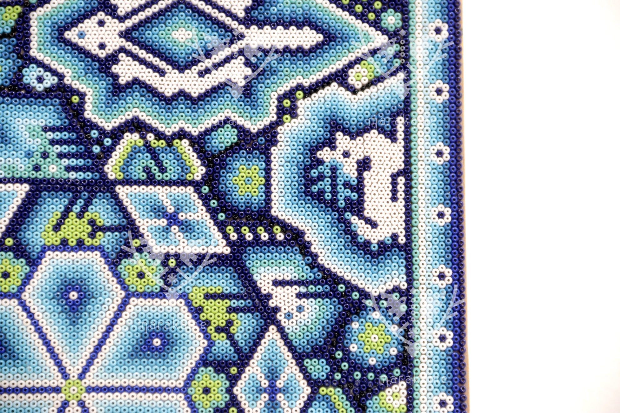Nierika de Chaquira Huichol Painting - Niwetsika Tatei Yuimari - Diejenige, die aus dem Mutterkorn erblüht - 120 x 120 cm.