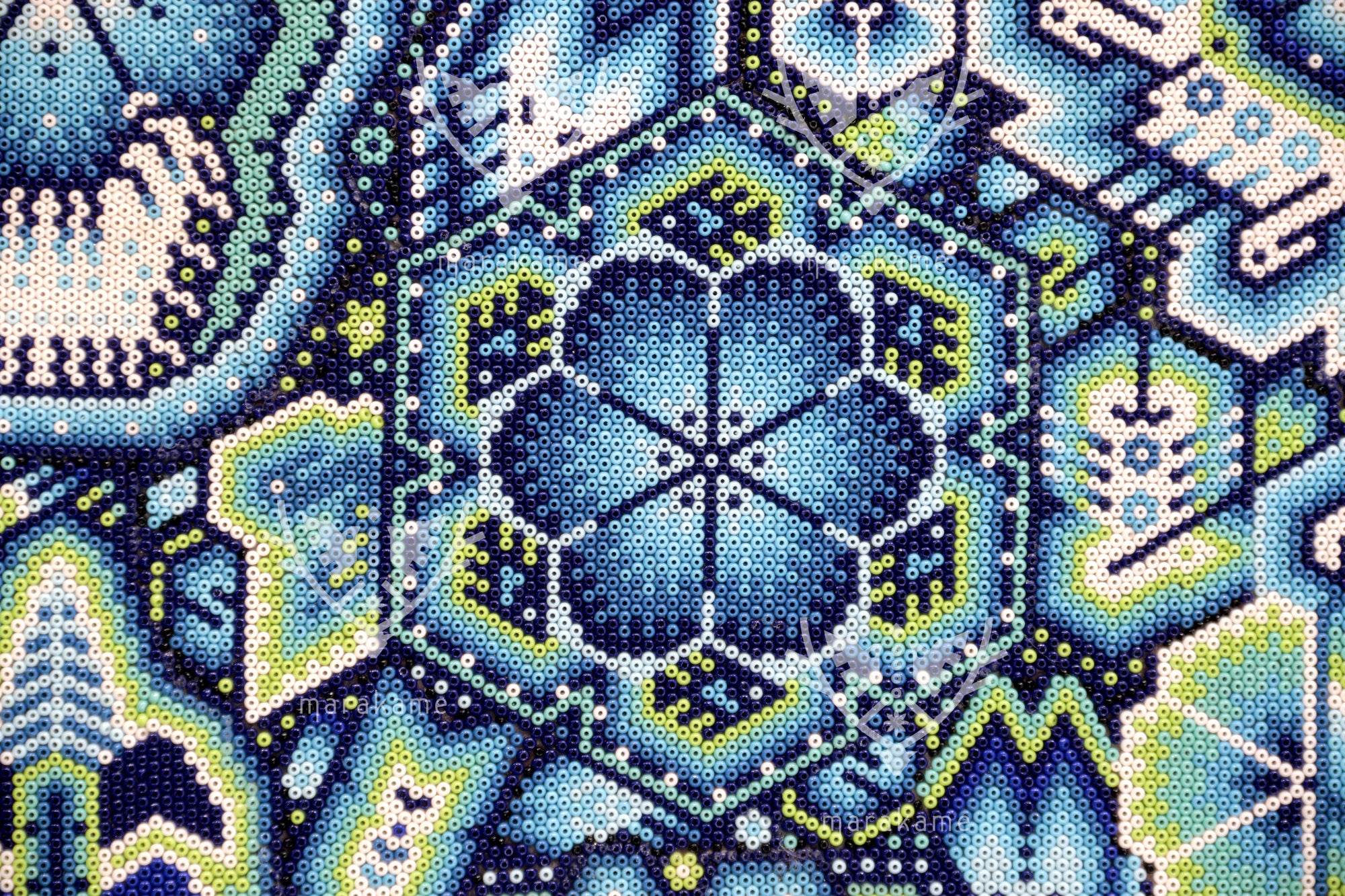 Nierika de Chaquira Huichol Painting - Niwetsika Tatei Yuimari - Diejenige, die aus dem Mutterkorn erblüht - 120 x 120 cm.