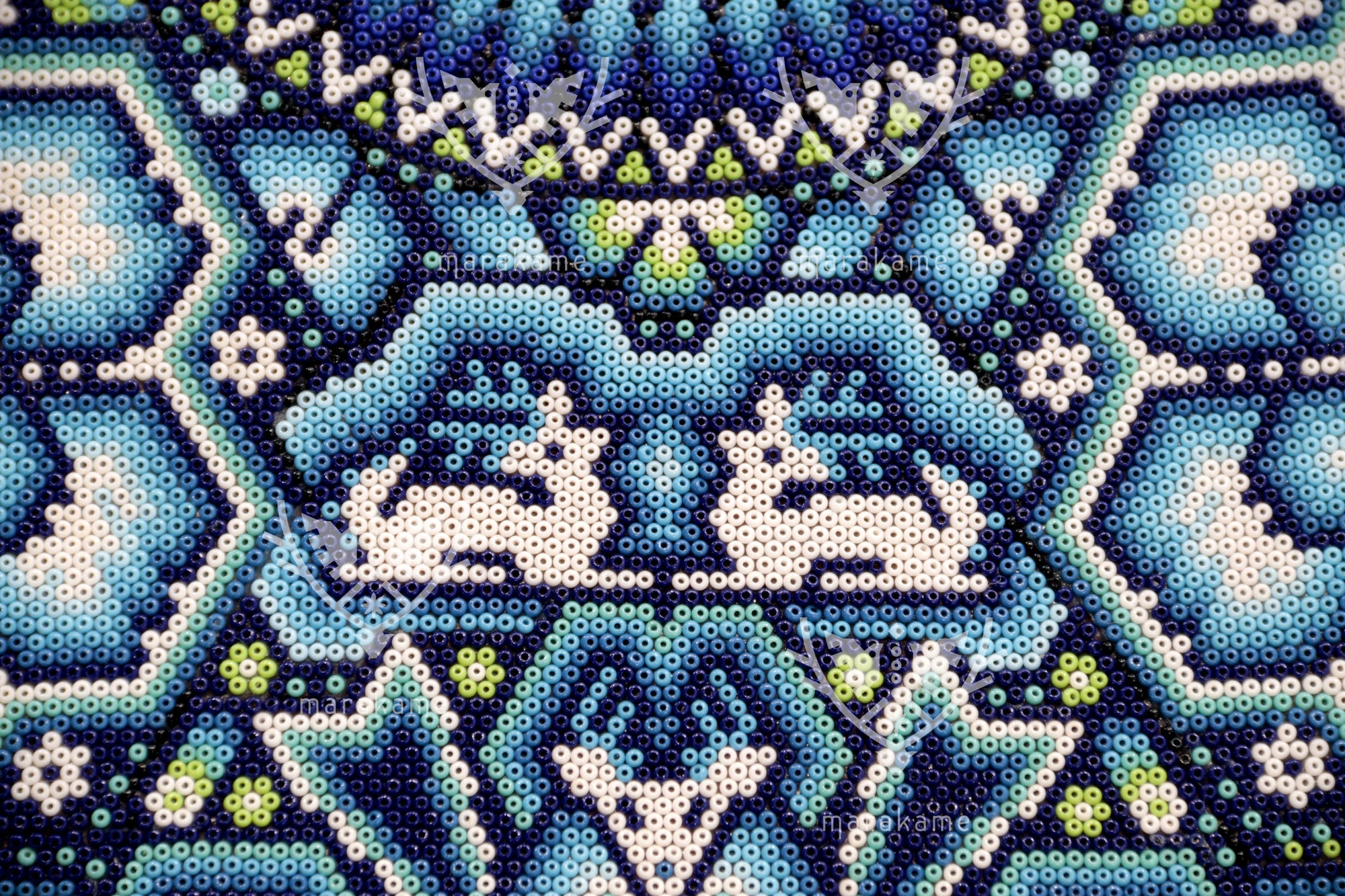 Nierika de Chaquira Huichol Painting - Niwetsika Tatei Yuimari - Diejenige, die aus dem Mutterkorn erblüht - 120 x 120 cm.