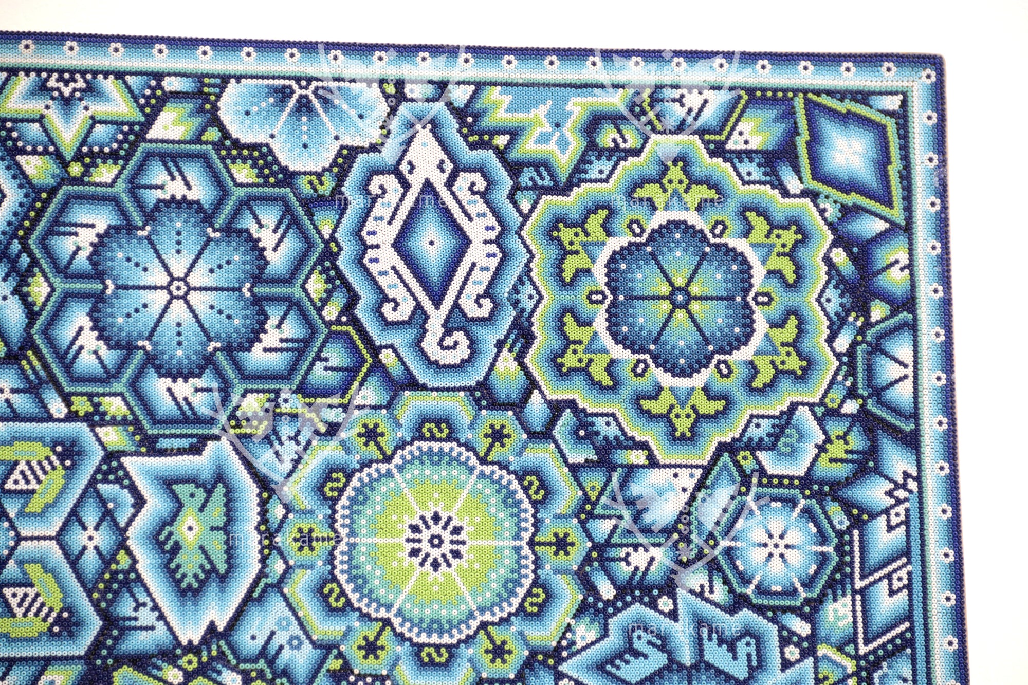 Nierika de Chaquira Huichol Painting - Niwetsika Tatei Yuimari - Diejenige, die aus dem Mutterkorn erblüht - 120 x 120 cm.