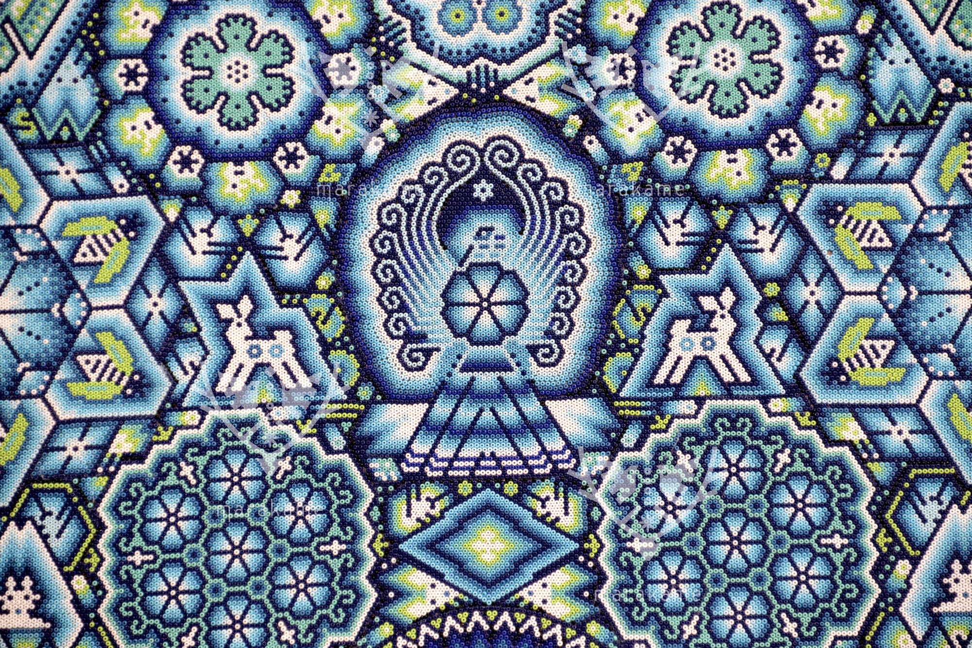 Nierika de Chaquira Huichol Painting - Niwetsika Tatei Yuimari - Diejenige, die aus dem Mutterkorn erblüht - 120 x 120 cm.