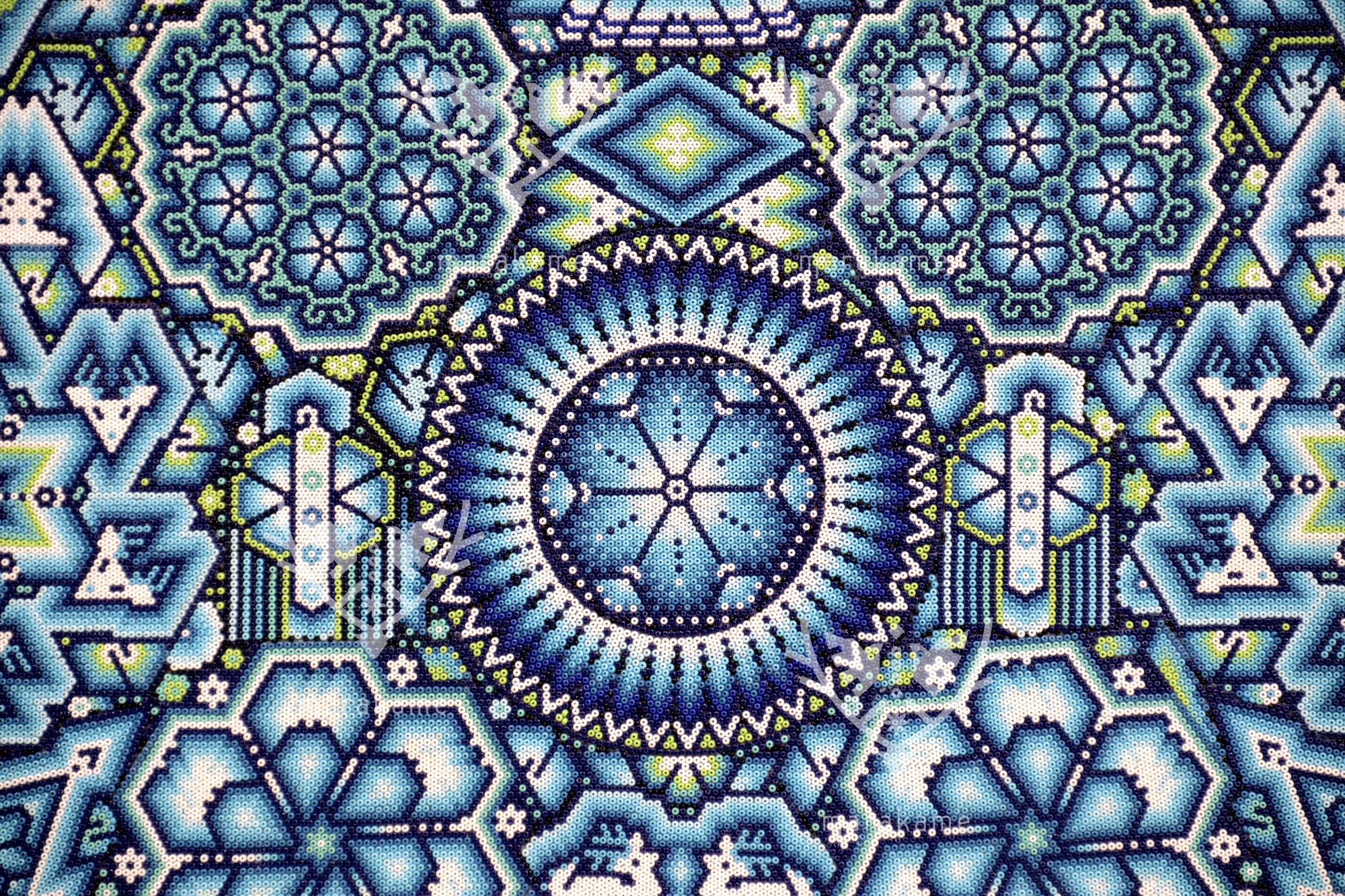 Nierika de Chaquira Huichol Painting - Niwetsika Tatei Yuimari - Diejenige, die aus dem Mutterkorn erblüht - 120 x 120 cm.