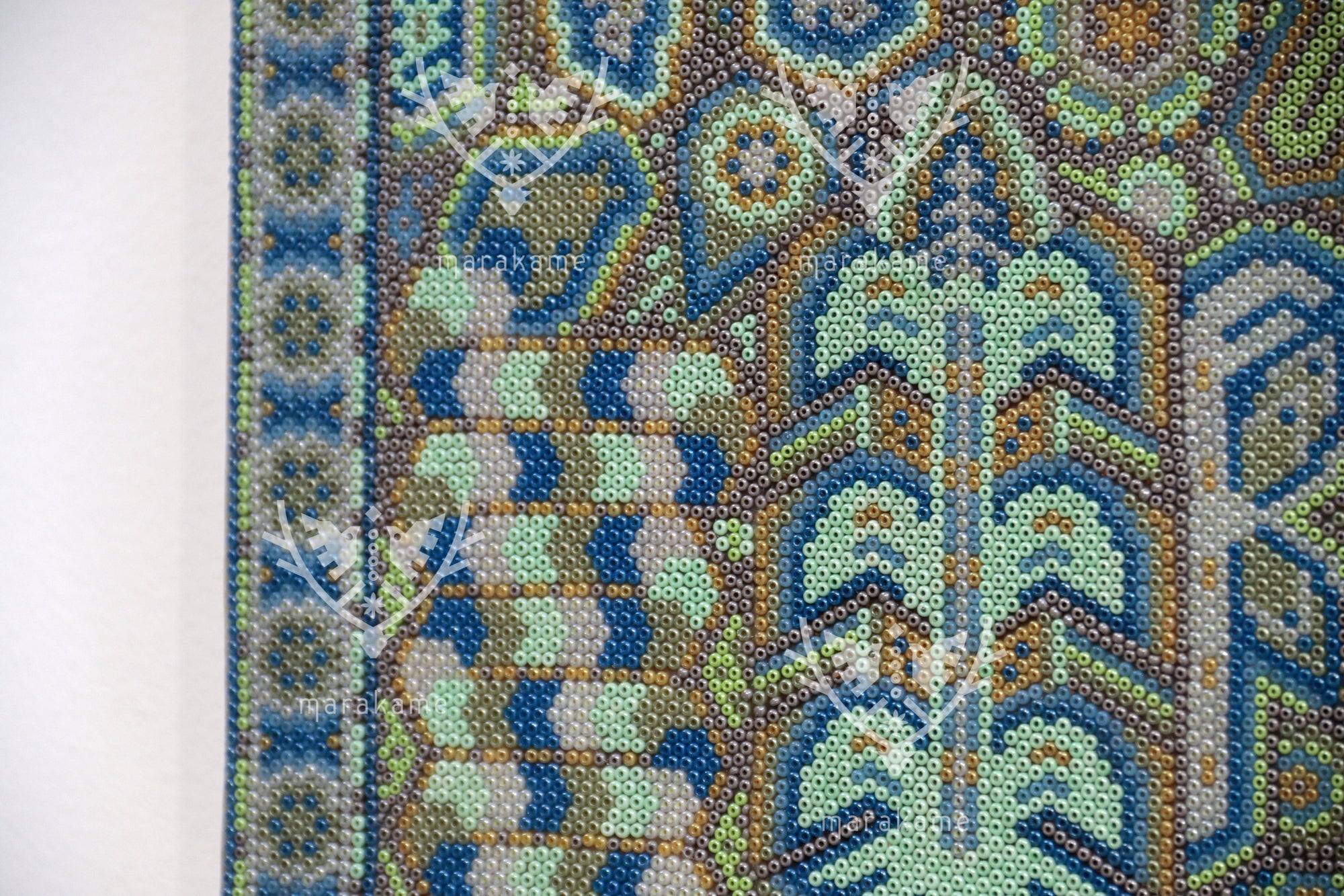 Nierika de Chaquira Huichol Gemälde - Tau Nierika Yeyari - Derjenige, der mit dem Antlitz der Sonne sieht - 120 x 60 cm.