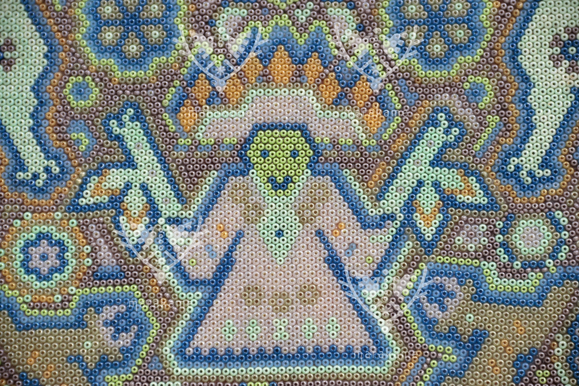 Nierika de Chaquira Huichol Gemälde - Tau Nierika Yeyari - Derjenige, der mit dem Antlitz der Sonne sieht - 120 x 60 cm.