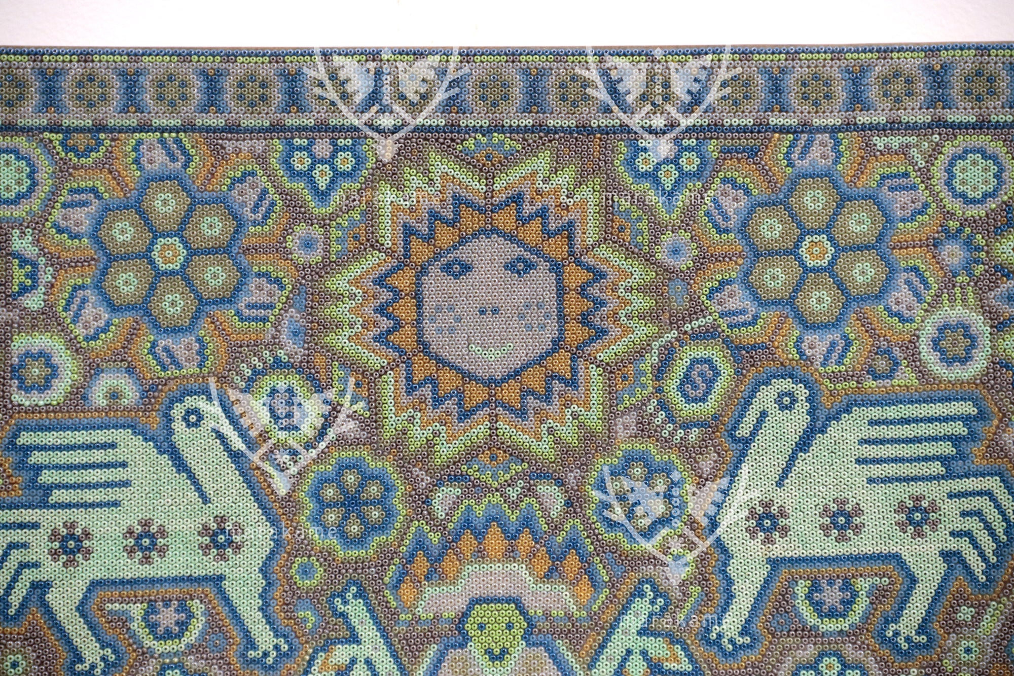 Nierika de Chaquira Huichol Gemälde - Tau Nierika Yeyari - Derjenige, der mit dem Antlitz der Sonne sieht - 120 x 60 cm.