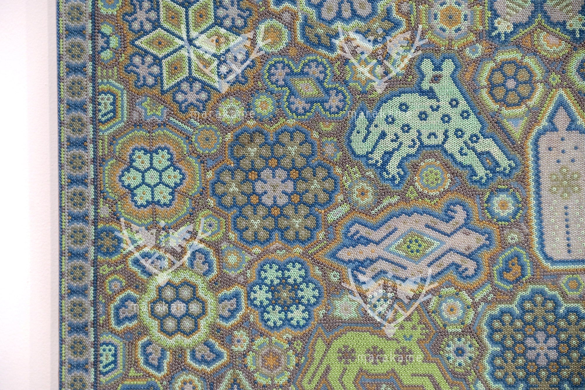 Nierika de Chaquira Huichol Gemälde - Tau Nierika Yeyari - Derjenige, der mit dem Antlitz der Sonne sieht - 120 x 60 cm.
