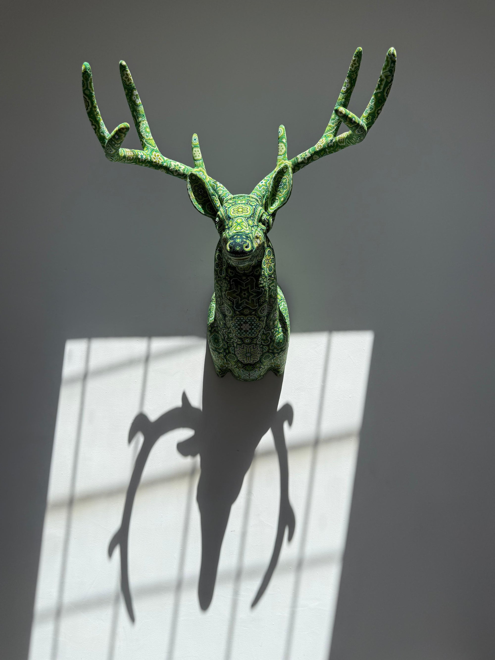 Escultura Arte Huichol - Cabeza de Venado - Vavaasári - Deidad que se manifiesta en forma de venado - 2024-2025