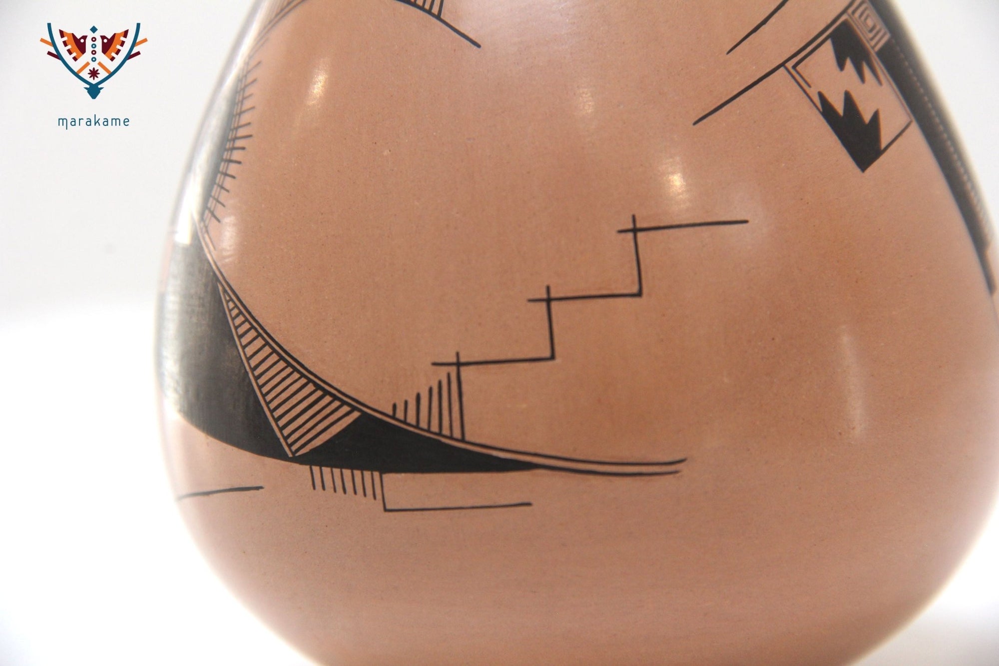 Mata Ortiz Keramik – Kleines rötliches Stück – Huichol-Kunst – Marakame
