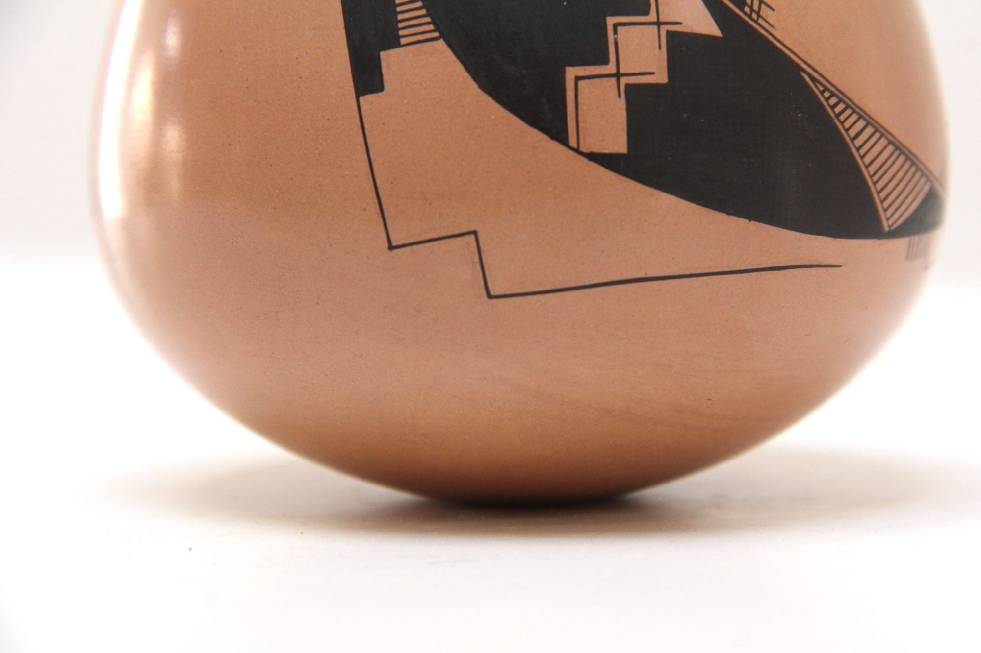 Mata Ortiz Keramik – Kleines rötliches Stück – Huichol-Kunst – Marakame