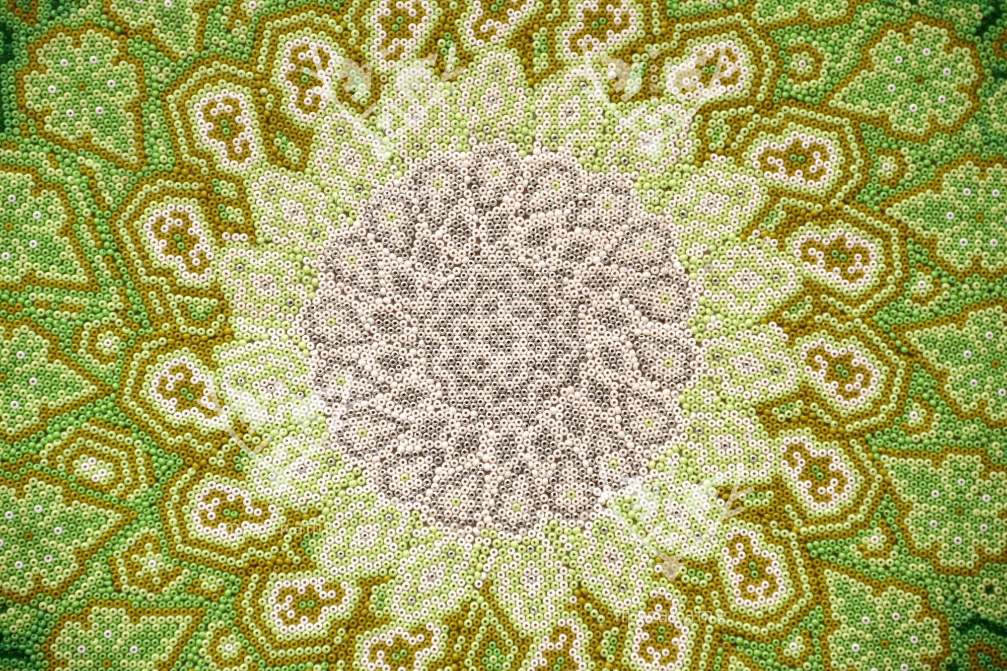 Nierika de Chaquira micro Circulo Huichol - Tuutú: El Lenguaje de los Ancestros - 80 cm.