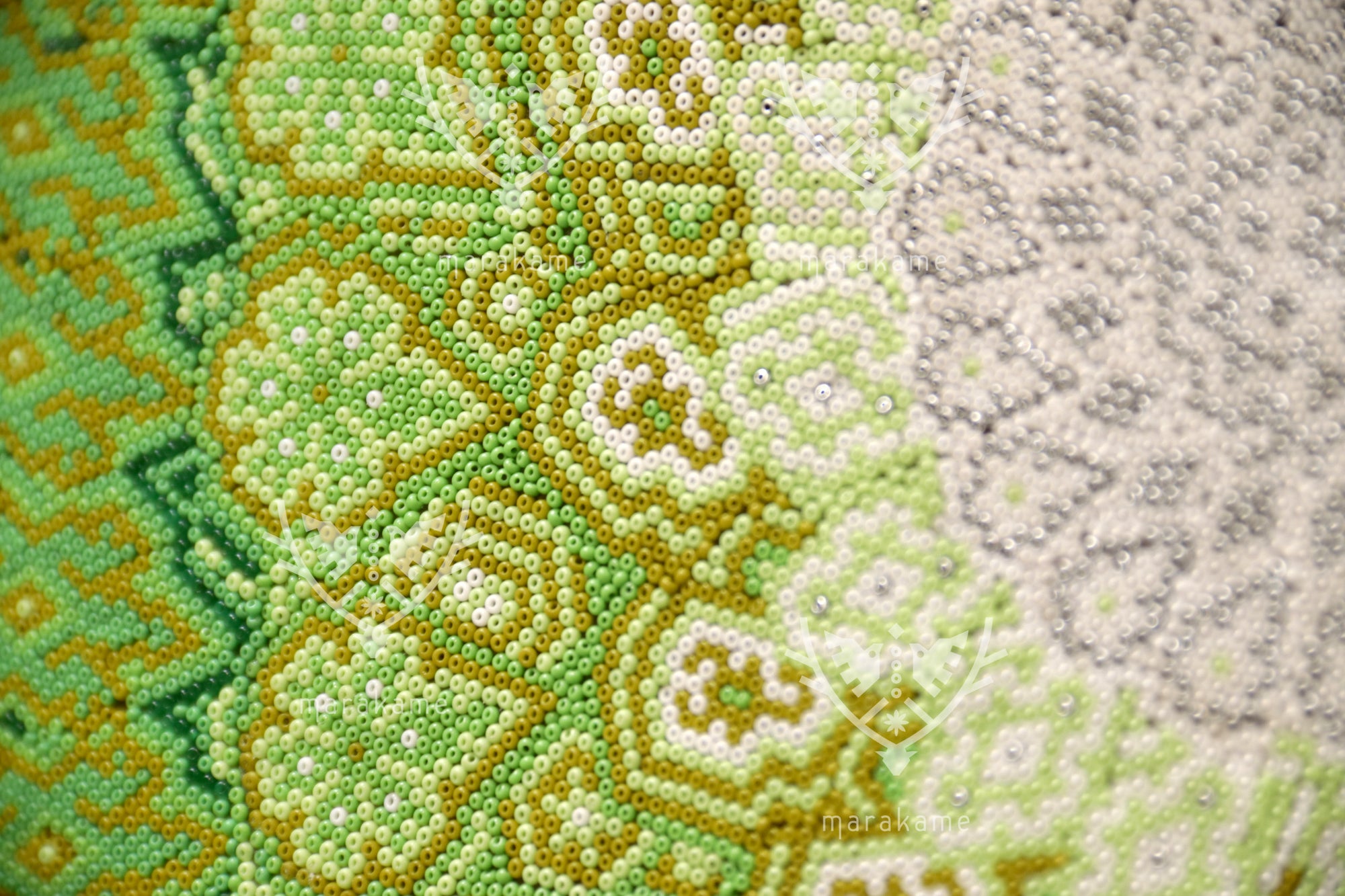 Nierika de Chaquira micro Circulo Huichol - Tuutú: El Lenguaje de los Ancestros - 80 cm.
