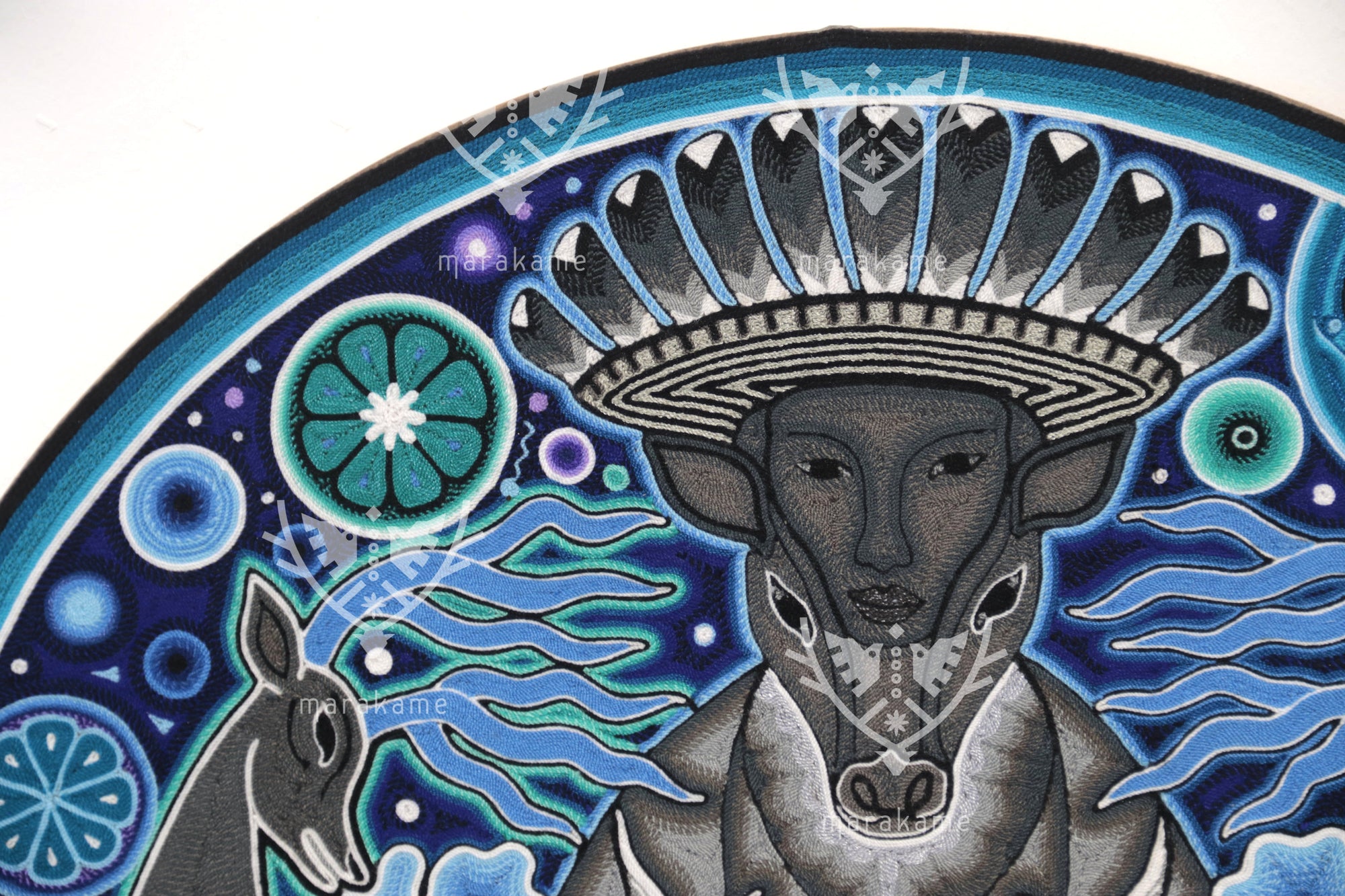 Nierika de Estambre fino Circulo Huichol - Maxakwaxi – El Ancestro Hombre Venado - 60 cm.