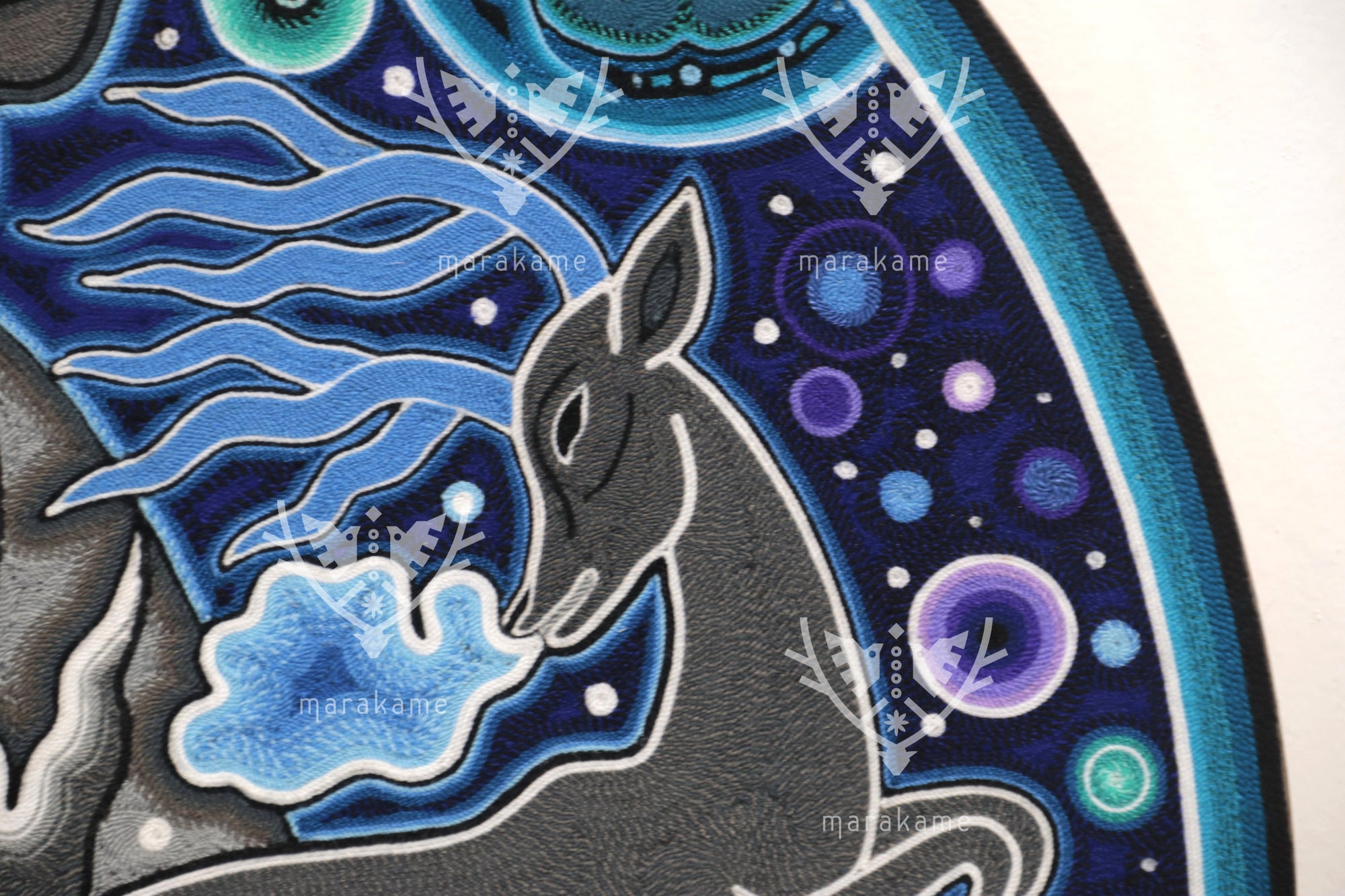 Nierika de Estambre fino Circulo Huichol - Maxakwaxi – El Ancestro Hombre Venado - 60 cm.