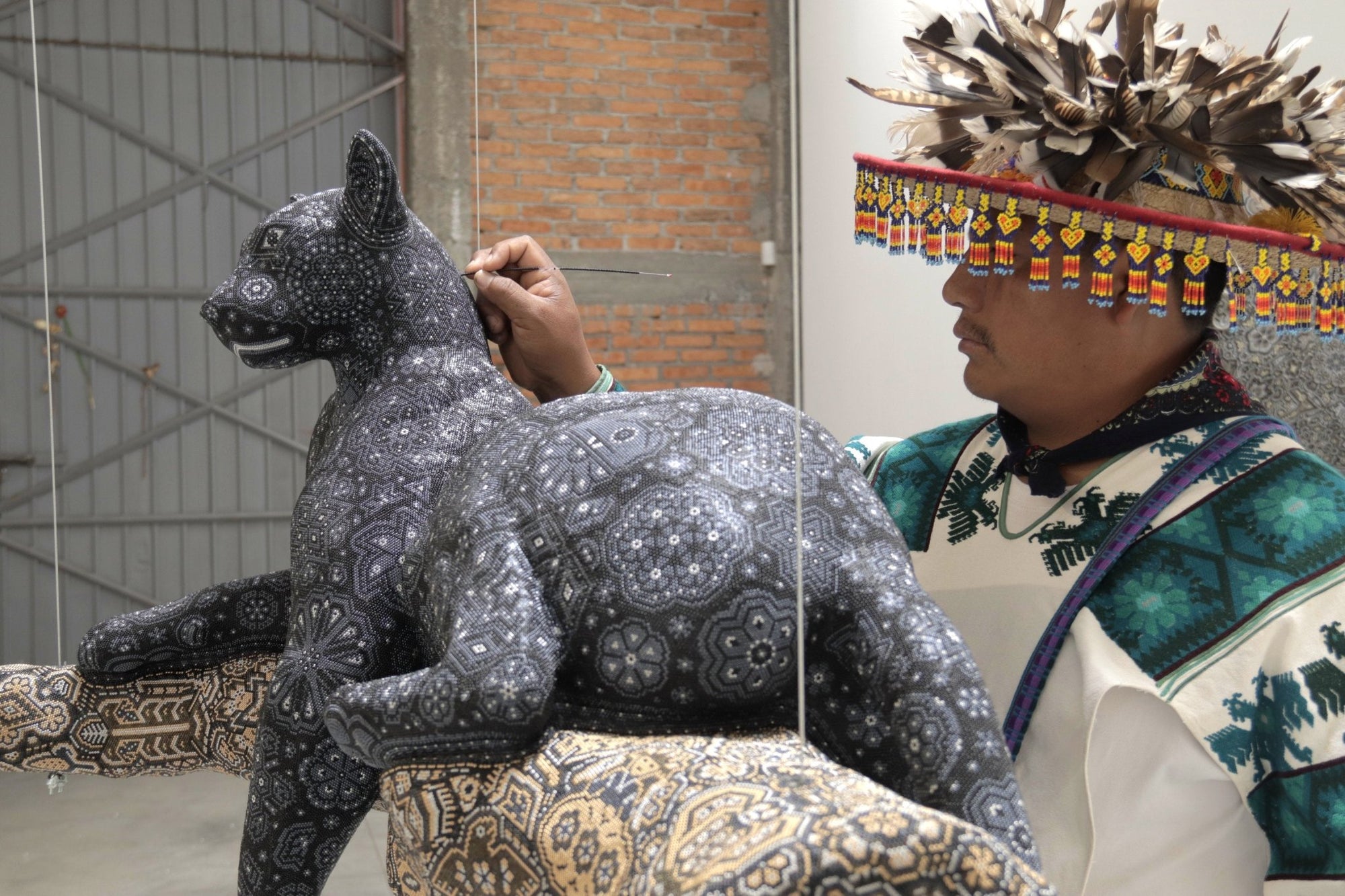 Escultura Arte Huichol - Jaguar en tronco - Ewatame - Arte Marakame