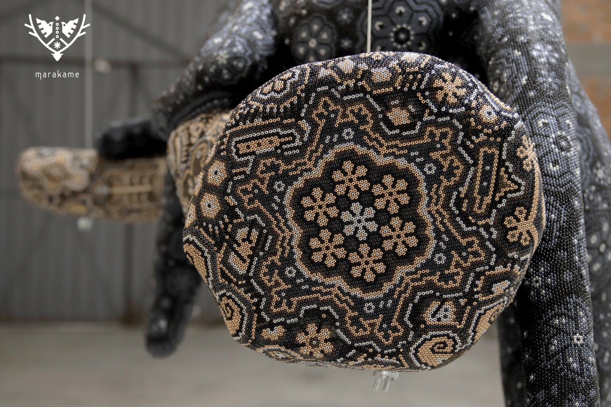 Escultura Arte Huichol - Jaguar en tronco - Ewatame - Arte Marakame