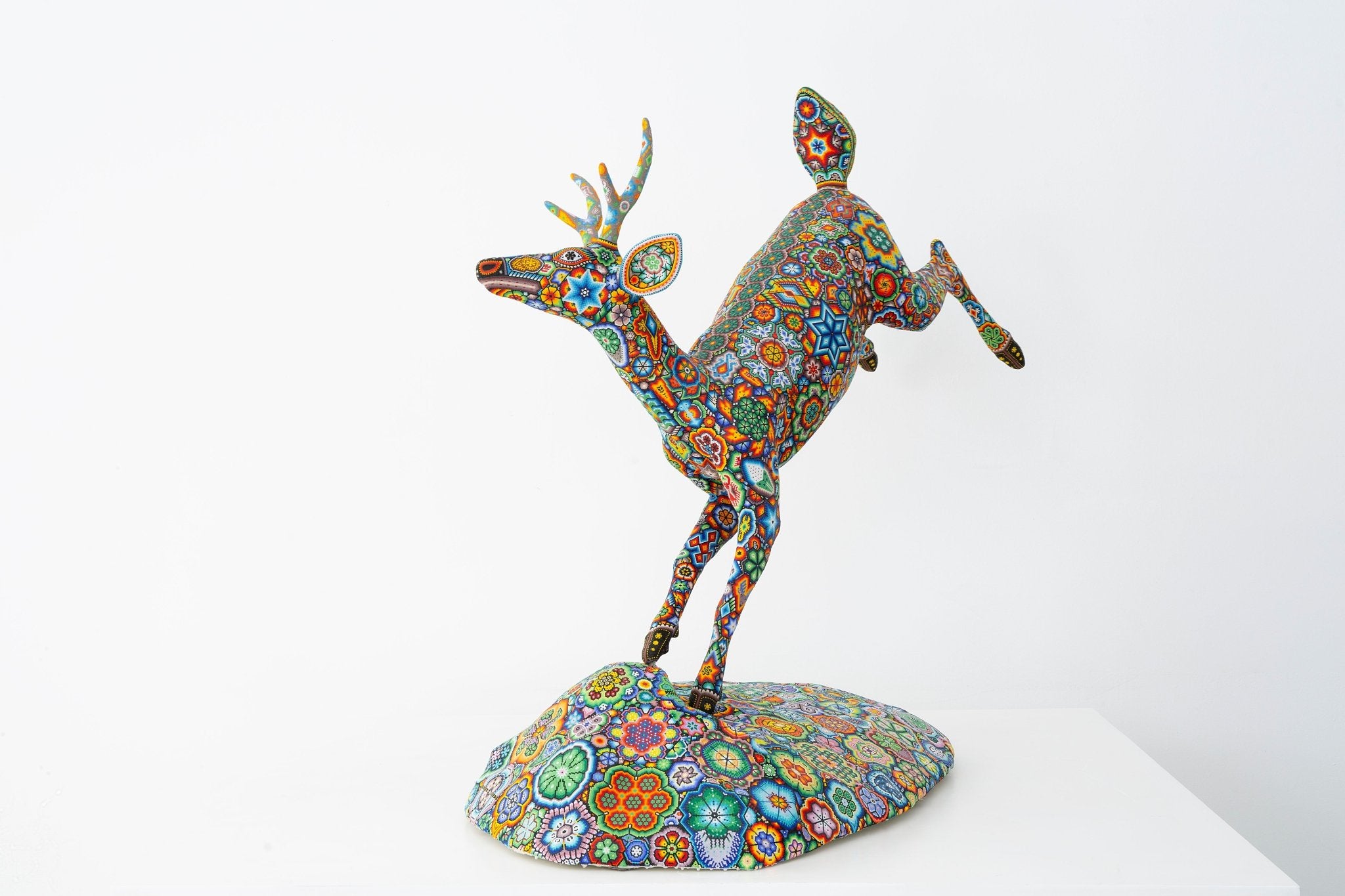 Escultura Arte Huichol - Venadito saltando - Maxa utsik+kame - Arte Huichol - Marakame