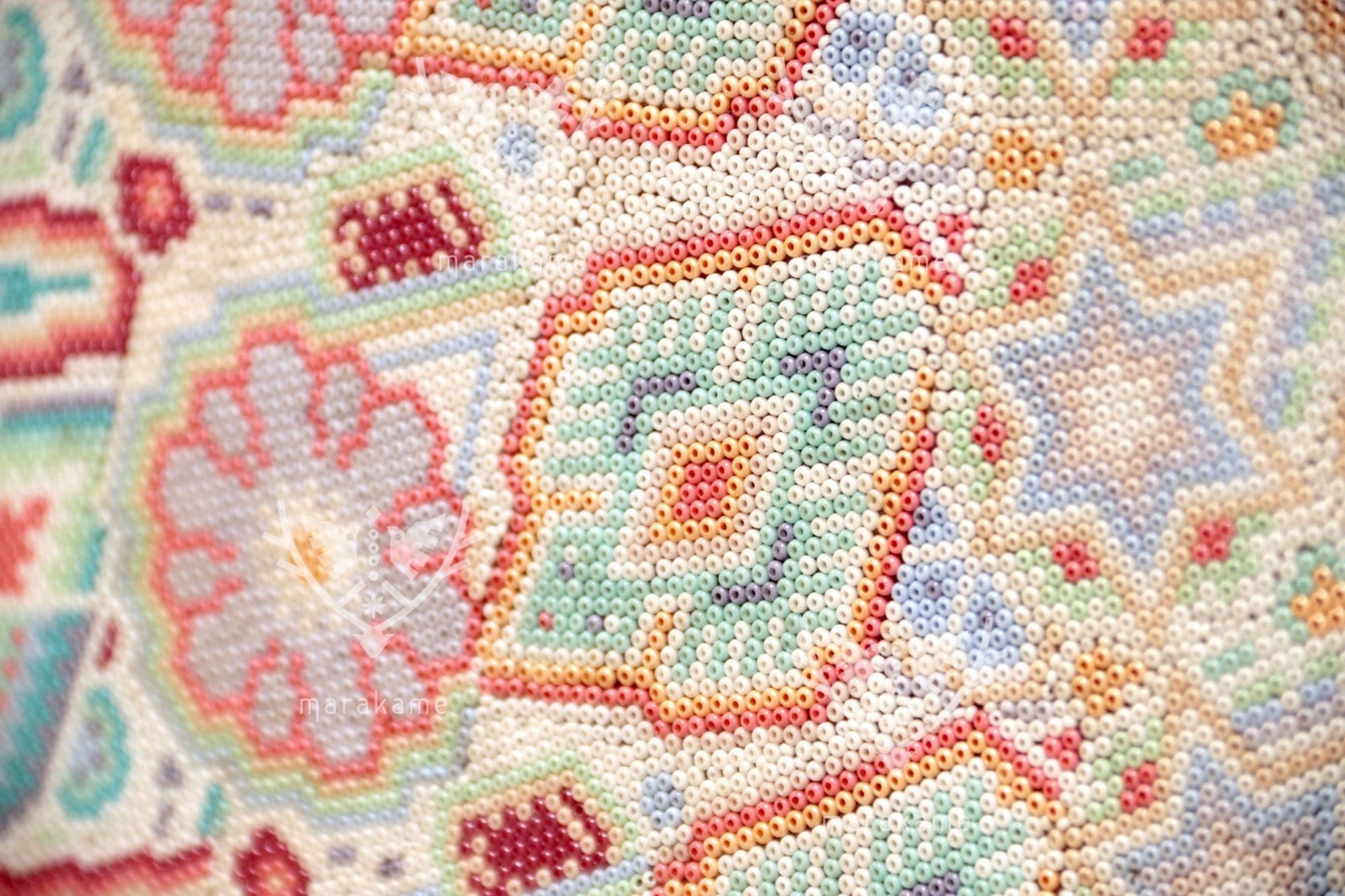 Nierika vom Chaquira Huichol Circle – Maku tusá – Weiße Erde von Wirikuta – 120 cm. - Huichol-Kunst - Marakame