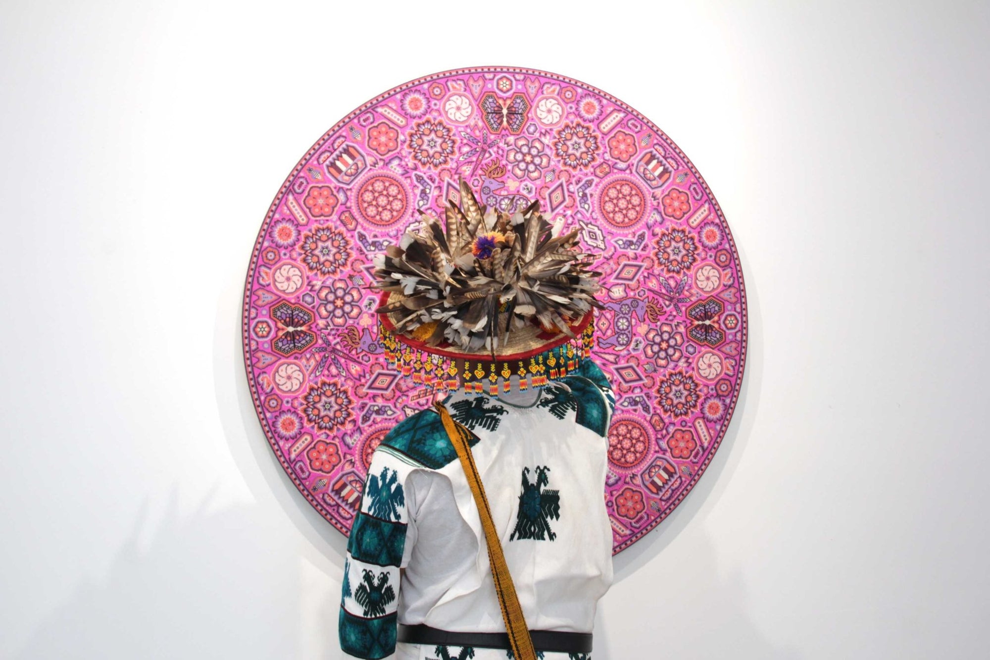 Prevendita - Nierika de Chaquira Huichol Circle - Tuutú muwieri Wirikuta - Peyote piumato proveniente dal luogo sacro dove nasce il peyote - 120 cm. - Arte Huichol - Marakame