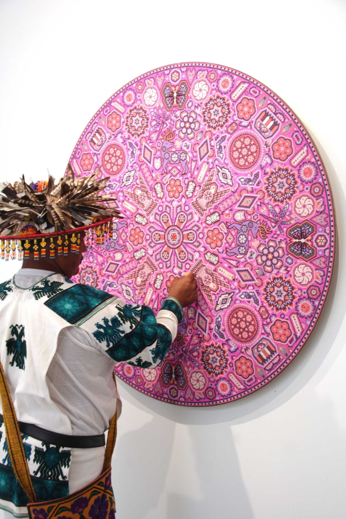 Prevendita - Nierika de Chaquira Huichol Circle - Tuutú muwieri Wirikuta - Peyote piumato proveniente dal luogo sacro dove nasce il peyote - 120 cm. - Arte Huichol - Marakame