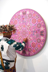 Prevendita - Nierika de Chaquira Huichol Circle - Tuutú muwieri Wirikuta - Peyote piumato proveniente dal luogo sacro dove nasce il peyote - 120 cm. - Arte Huichol - Marakame