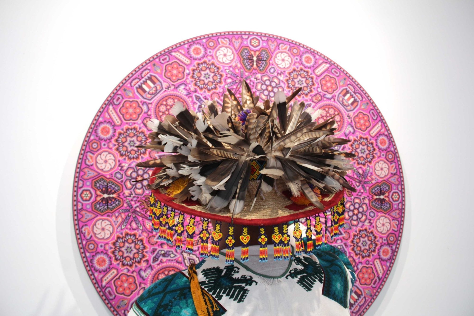 Prevendita - Nierika de Chaquira Huichol Circle - Tuutú muwieri Wirikuta - Peyote piumato proveniente dal luogo sacro dove nasce il peyote - 120 cm. - Arte Huichol - Marakame