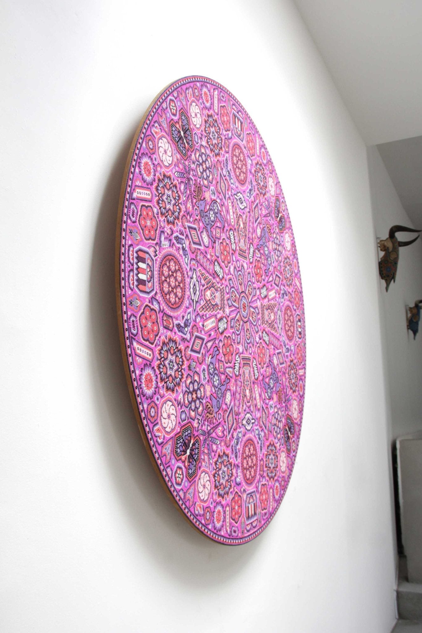 Prevendita - Nierika de Chaquira Huichol Circle - Tuutú muwieri Wirikuta - Peyote piumato proveniente dal luogo sacro dove nasce il peyote - 120 cm. - Arte Huichol - Marakame