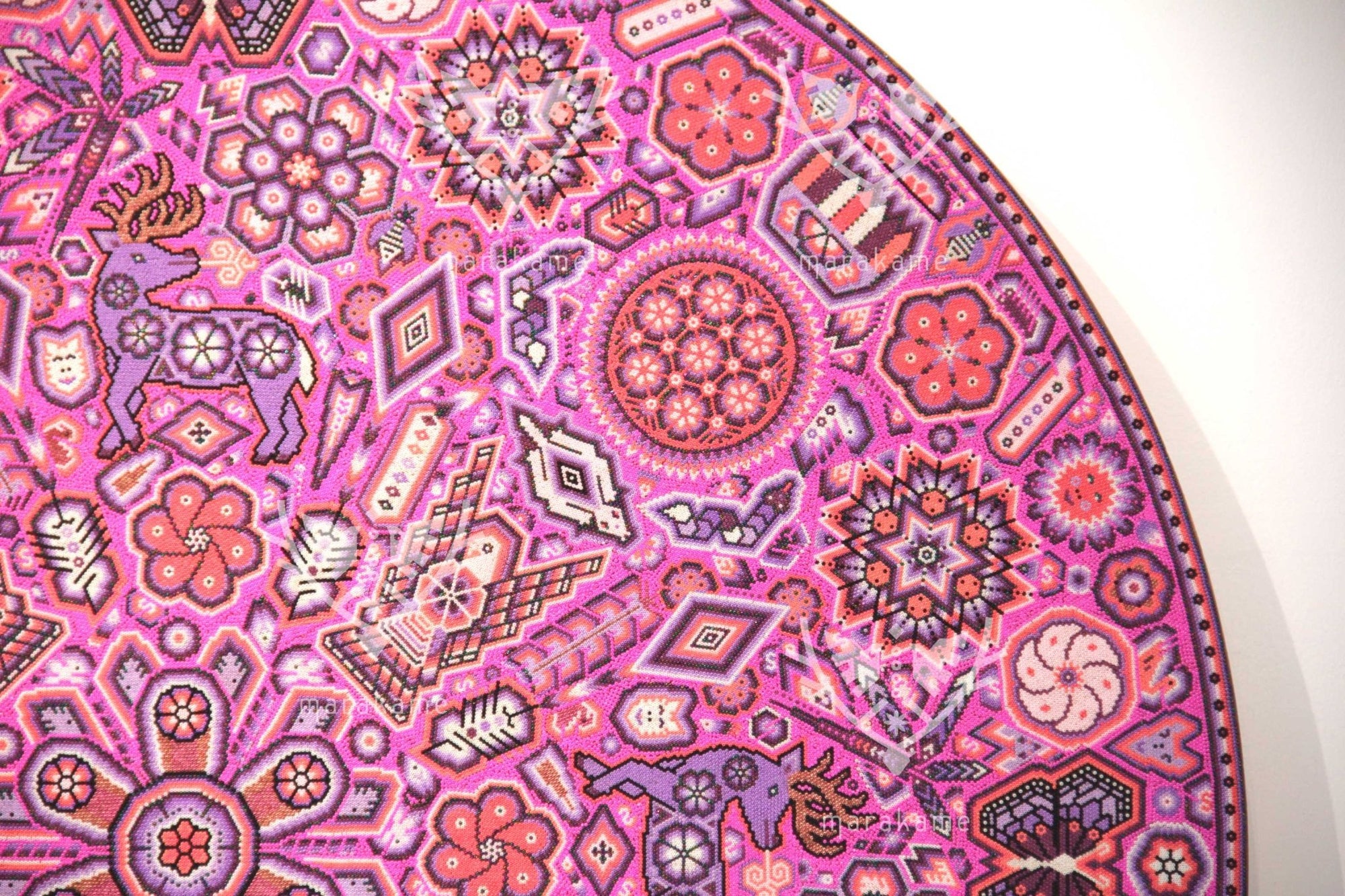 Prevendita - Nierika de Chaquira Huichol Circle - Tuutú muwieri Wirikuta - Peyote piumato proveniente dal luogo sacro dove nasce il peyote - 120 cm. - Arte Huichol - Marakame