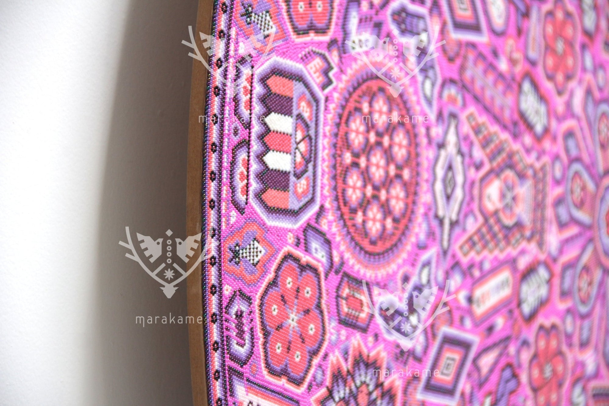 Prevendita - Nierika de Chaquira Huichol Circle - Tuutú muwieri Wirikuta - Peyote piumato proveniente dal luogo sacro dove nasce il peyote - 120 cm. - Arte Huichol - Marakame
