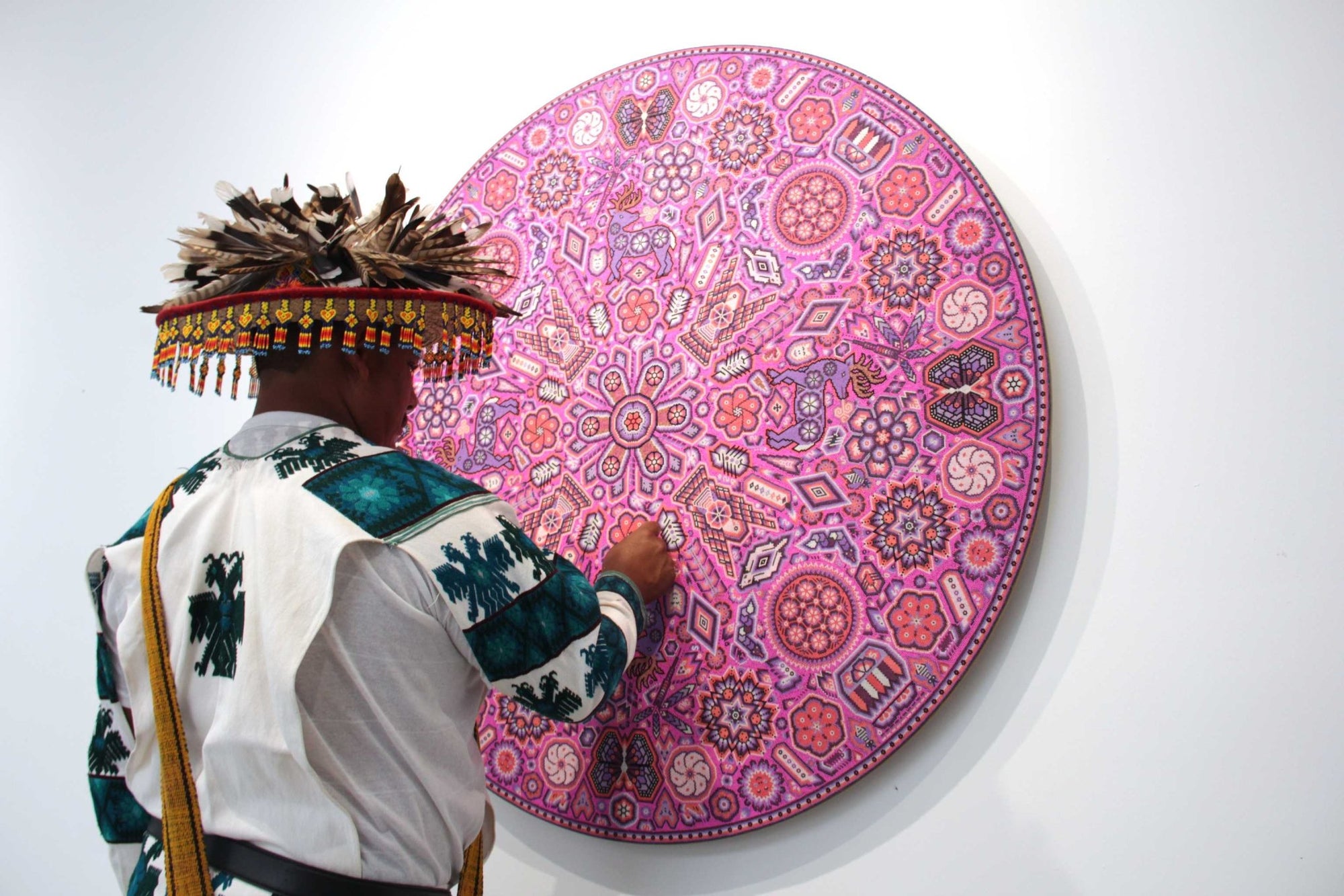 Prevendita - Nierika de Chaquira Huichol Circle - Tuutú muwieri Wirikuta - Peyote piumato proveniente dal luogo sacro dove nasce il peyote - 120 cm. - Arte Huichol - Marakame
