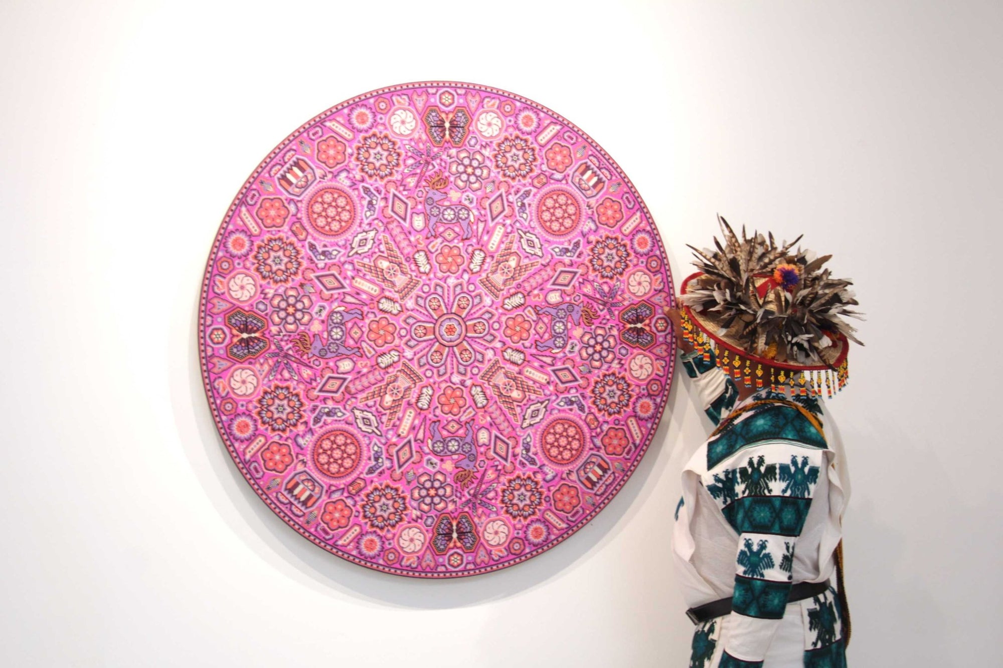 Prevendita - Nierika de Chaquira Huichol Circle - Tuutú muwieri Wirikuta - Peyote piumato proveniente dal luogo sacro dove nasce il peyote - 120 cm. - Arte Huichol - Marakame