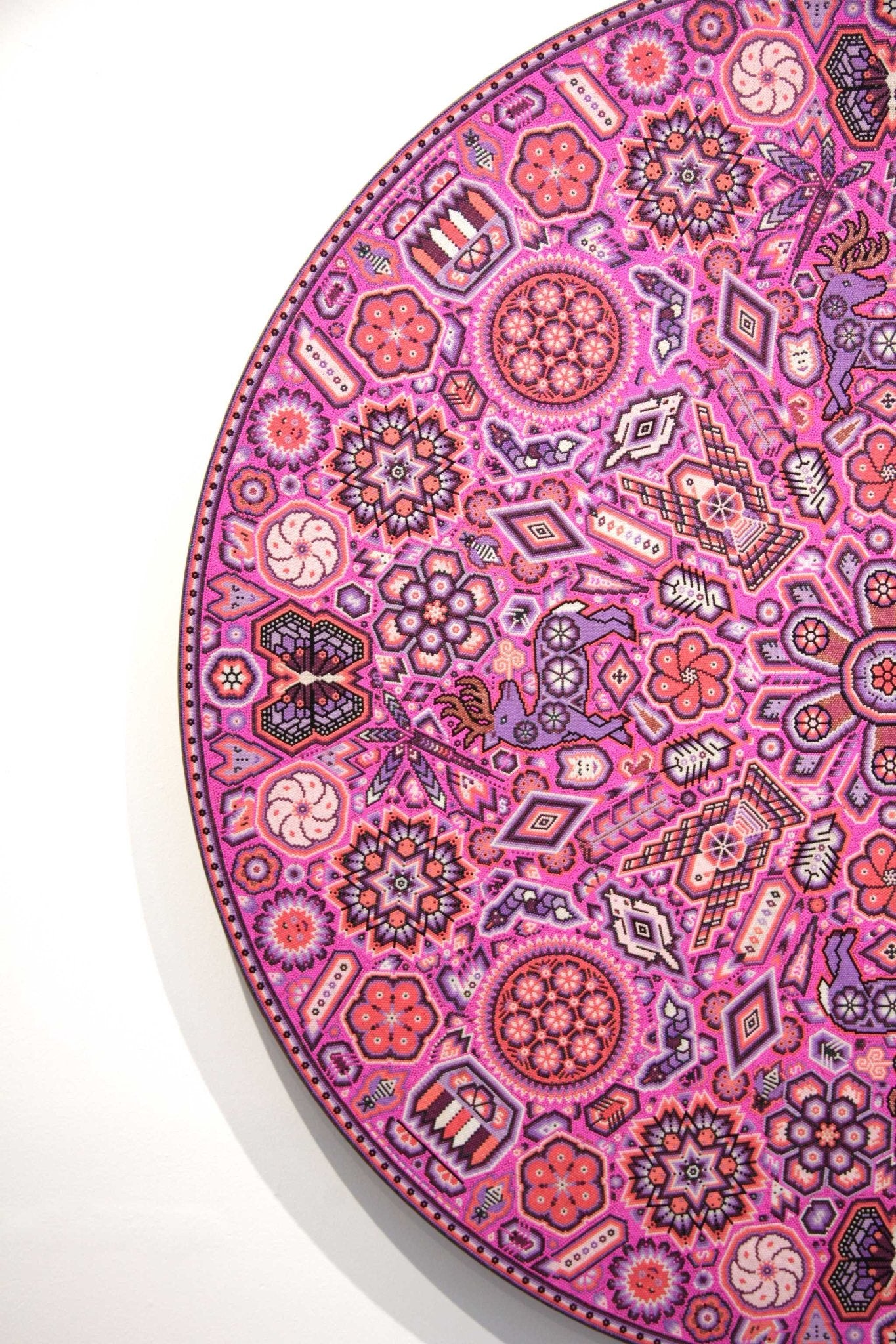 Prevendita - Nierika de Chaquira Huichol Circle - Tuutú muwieri Wirikuta - Peyote piumato proveniente dal luogo sacro dove nasce il peyote - 120 cm. - Arte Huichol - Marakame