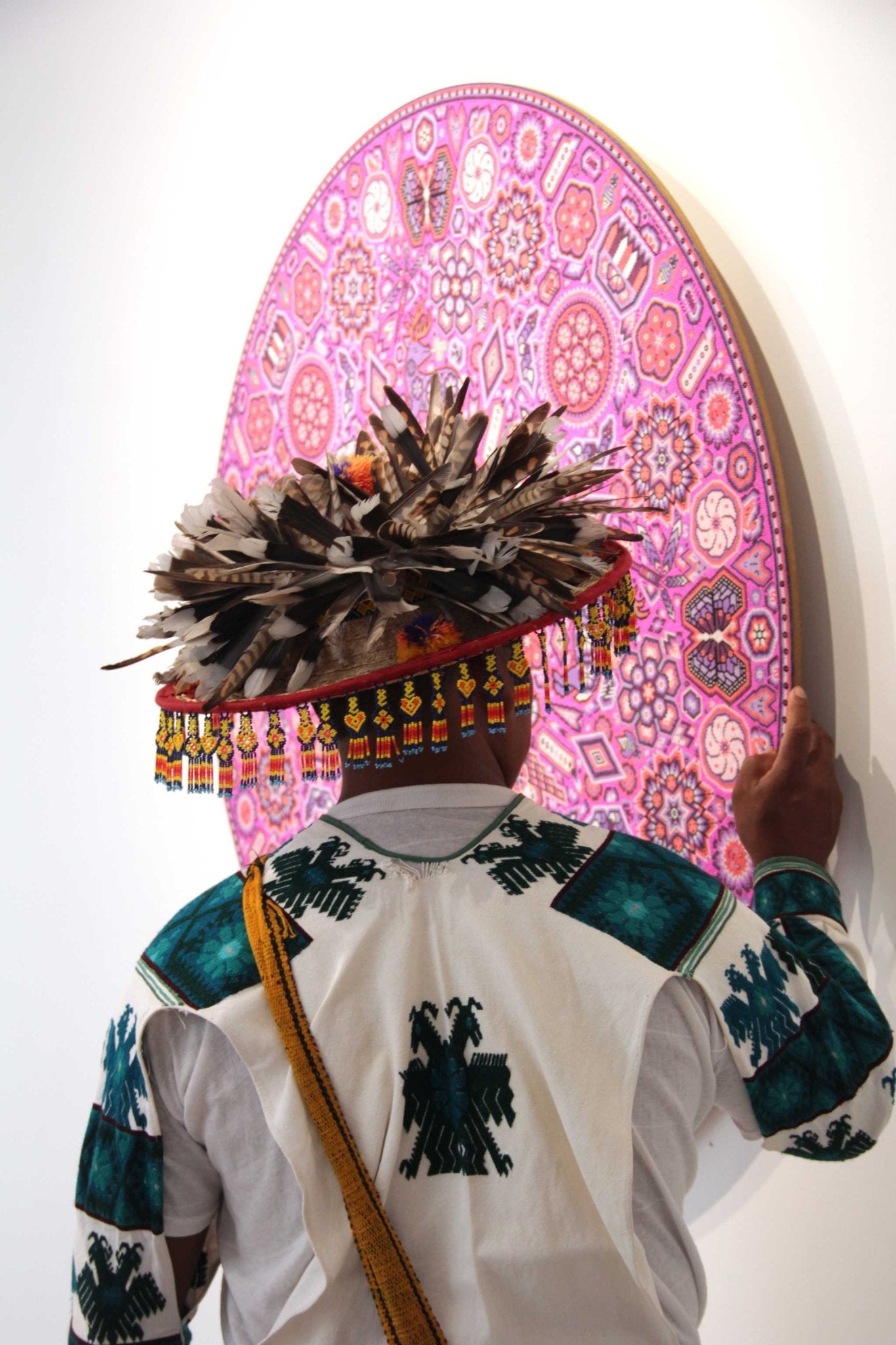 Prevendita - Nierika de Chaquira Huichol Circle - Tuutú muwieri Wirikuta - Peyote piumato proveniente dal luogo sacro dove nasce il peyote - 120 cm. - Arte Huichol - Marakame